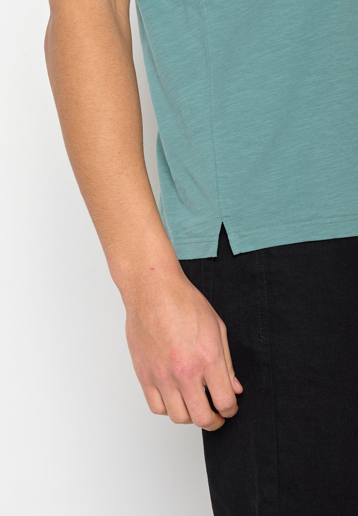 Deep Sage: Lässiges T-Shirt aus Bio-Baumwoll Mix für Herren [10169]