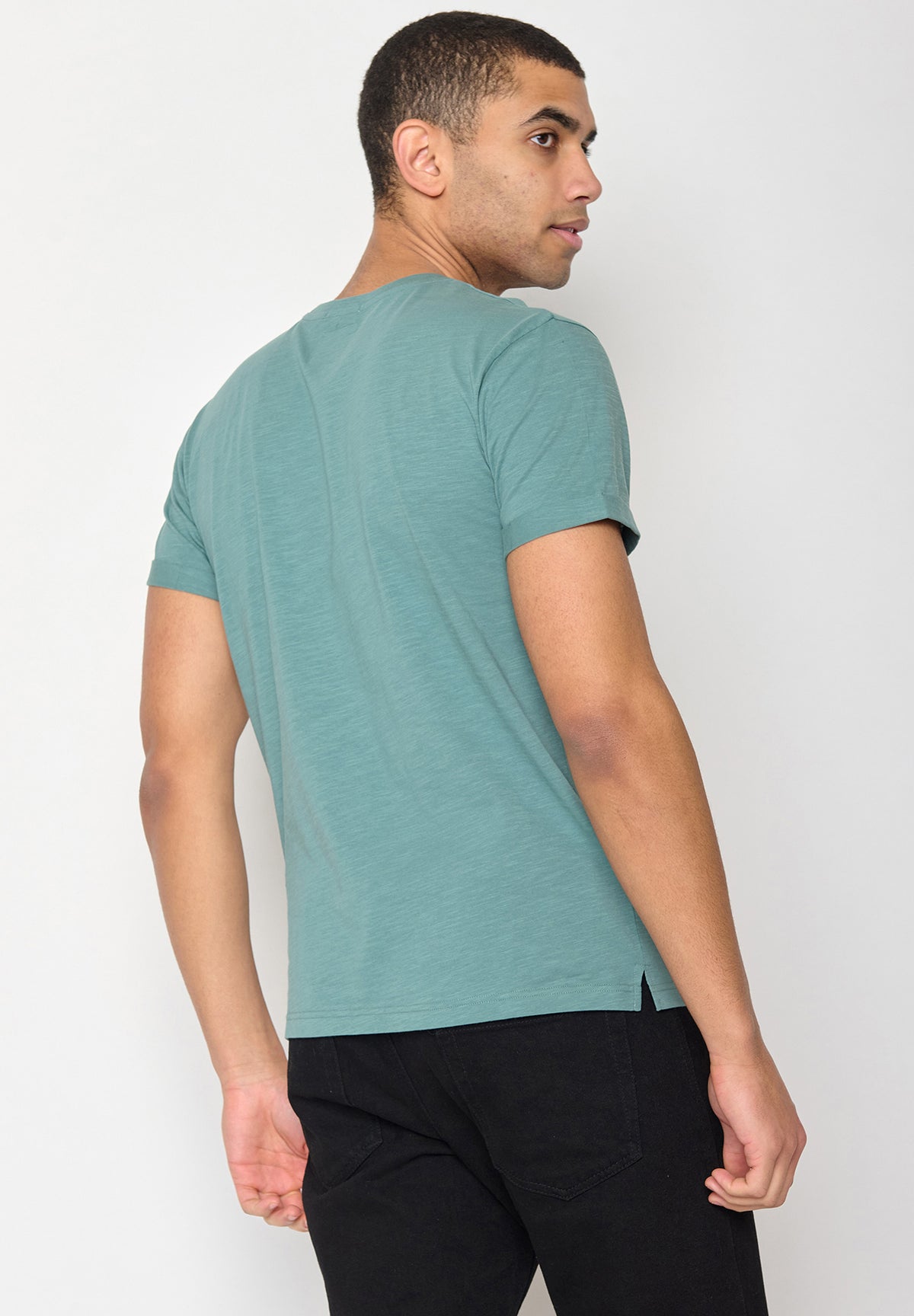 Deep Sage: Lässiges T-Shirt aus Bio-Baumwoll Mix für Herren [10172]