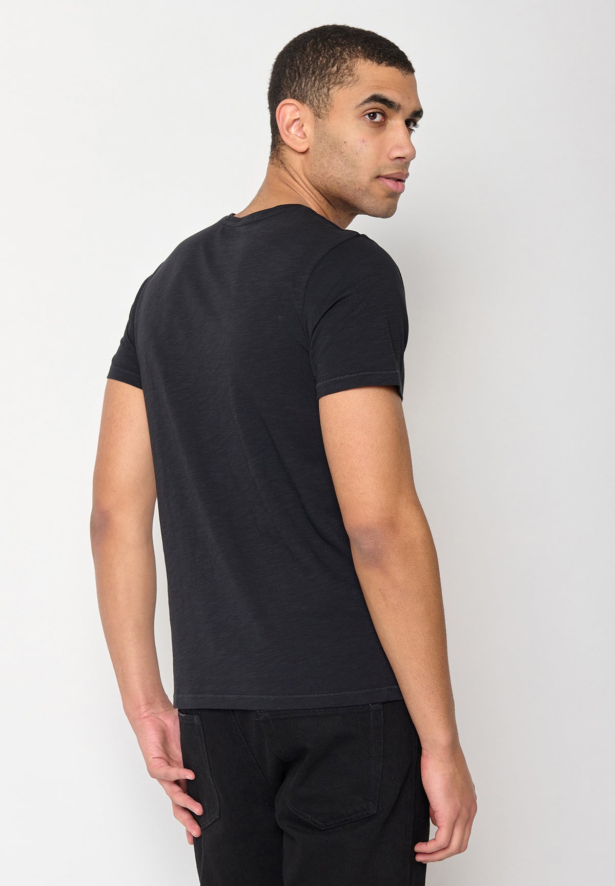 Black: Lässiges T-Shirt aus Bio-Baumwolle für Herren [10233]
