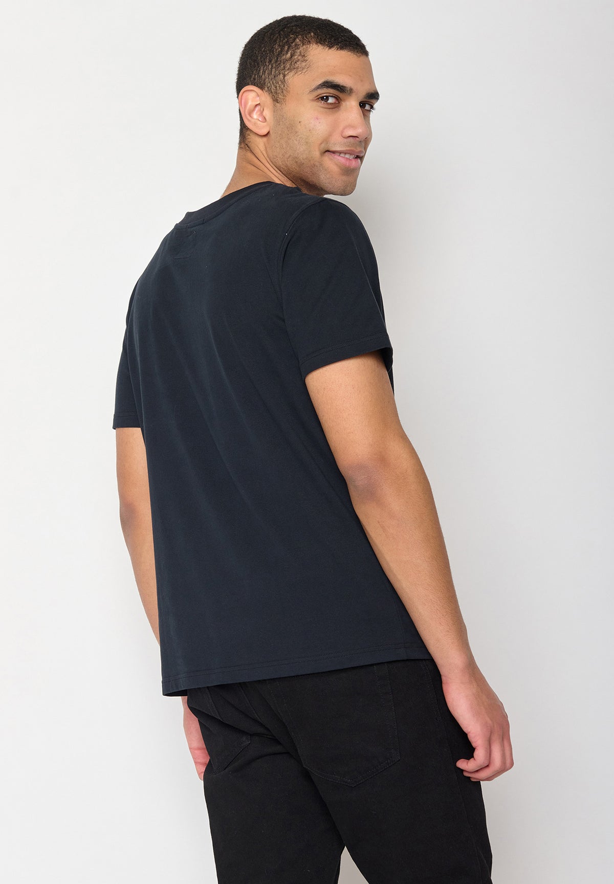 Black: Lässiges Oversize-T-Shirt aus Bio-Baumwolle für Herren [10304]