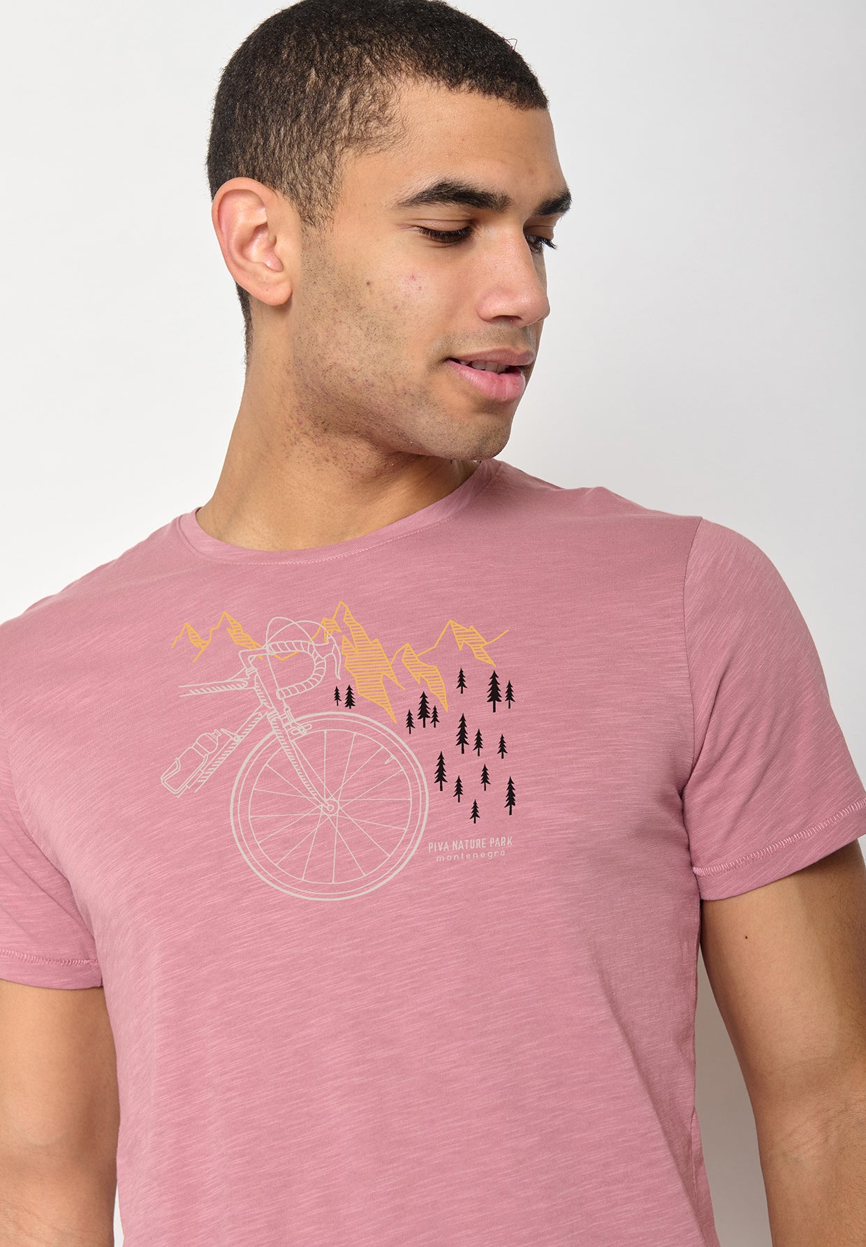 Old Rose: Lässiges T-Shirt aus Bio-Baumwolle für Herren [10447]
