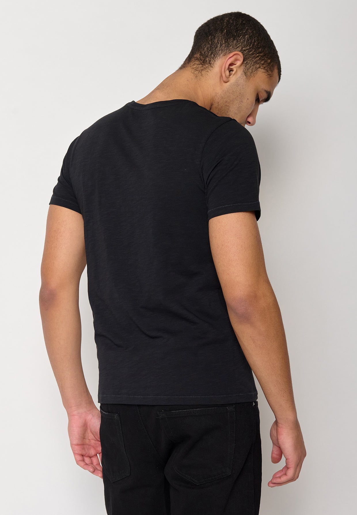 Black: Lässiges T-Shirt aus Bio-Baumwolle für Herren [10543]