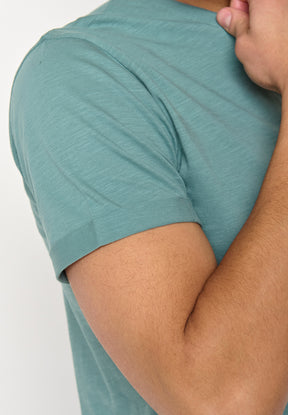 Deep Sage: Lässiges T-Shirt aus Bio-Baumwoll Mix für Herren [10784]