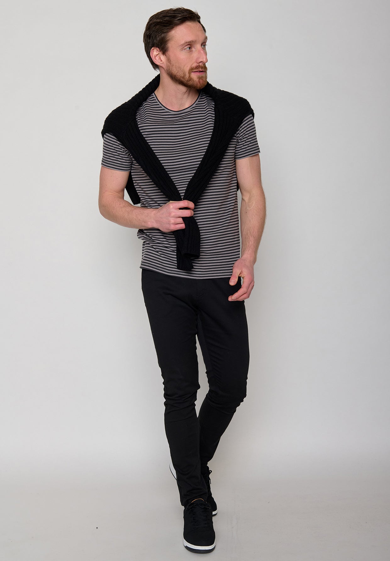 Grey Stripes: Sportliches T-Shirt aus Bio-Baumwolle für Herren [10879]