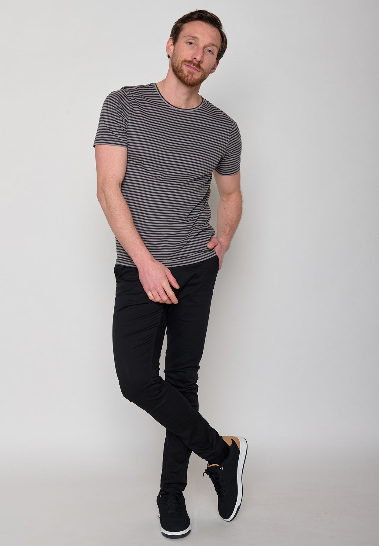 Grey Stripes: Sportliches T-Shirt aus Bio-Baumwolle für Herren [10880]