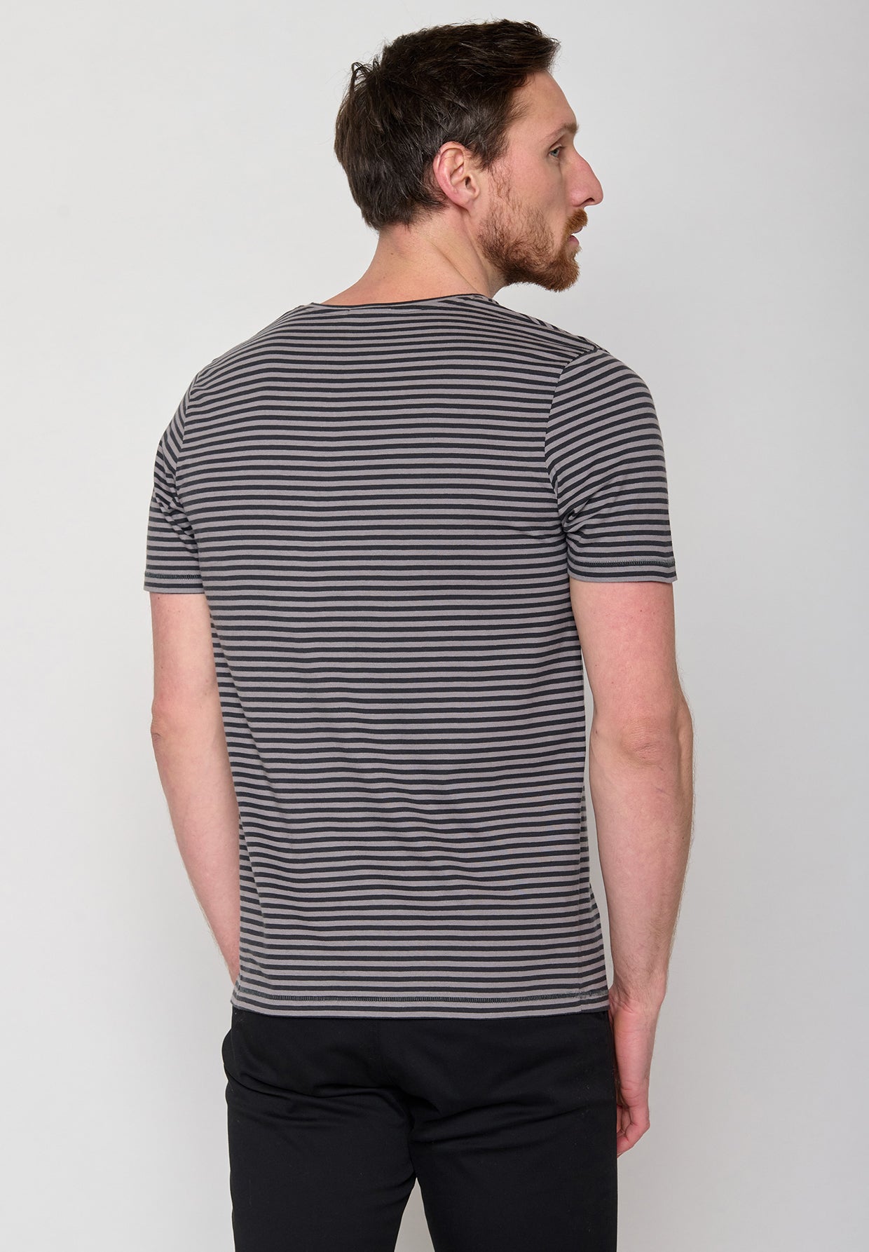 Grey Stripes: Lässiges T-Shirt aus Bio-Baumwolle für Herren [10882]