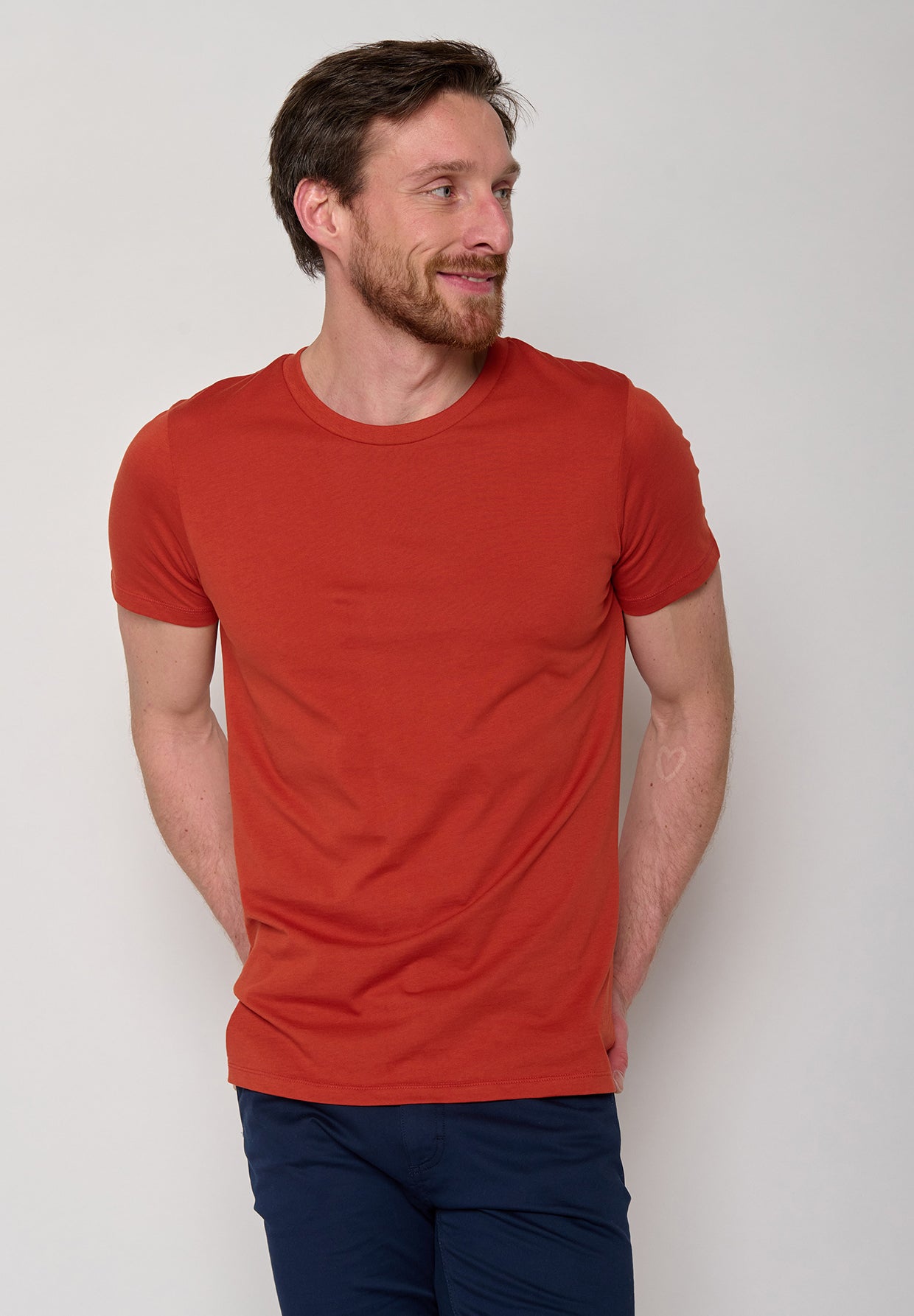 Clay Red: Sportliches T-Shirt aus Bio-Baumwolle für Herren [10886]