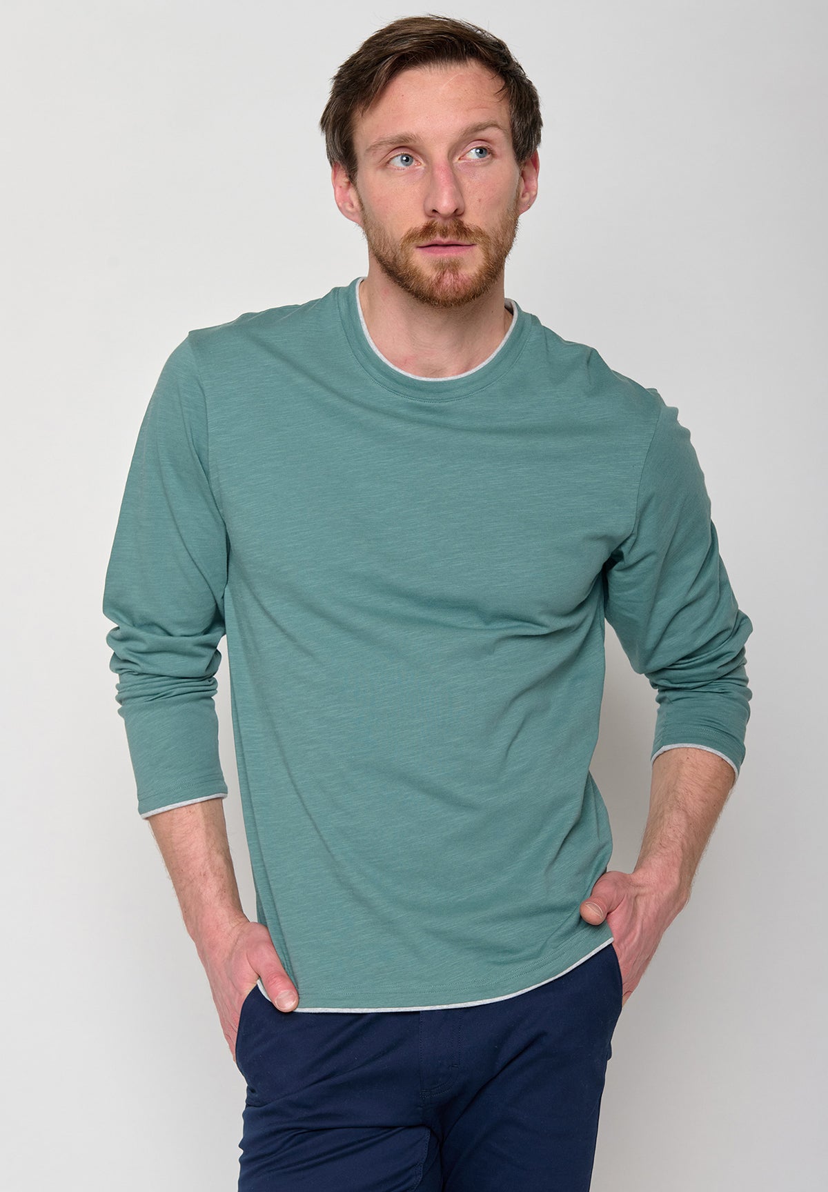 Deep Sage: Elegantes Longsleeve aus Bio-Baumwolle für Herren [10943]