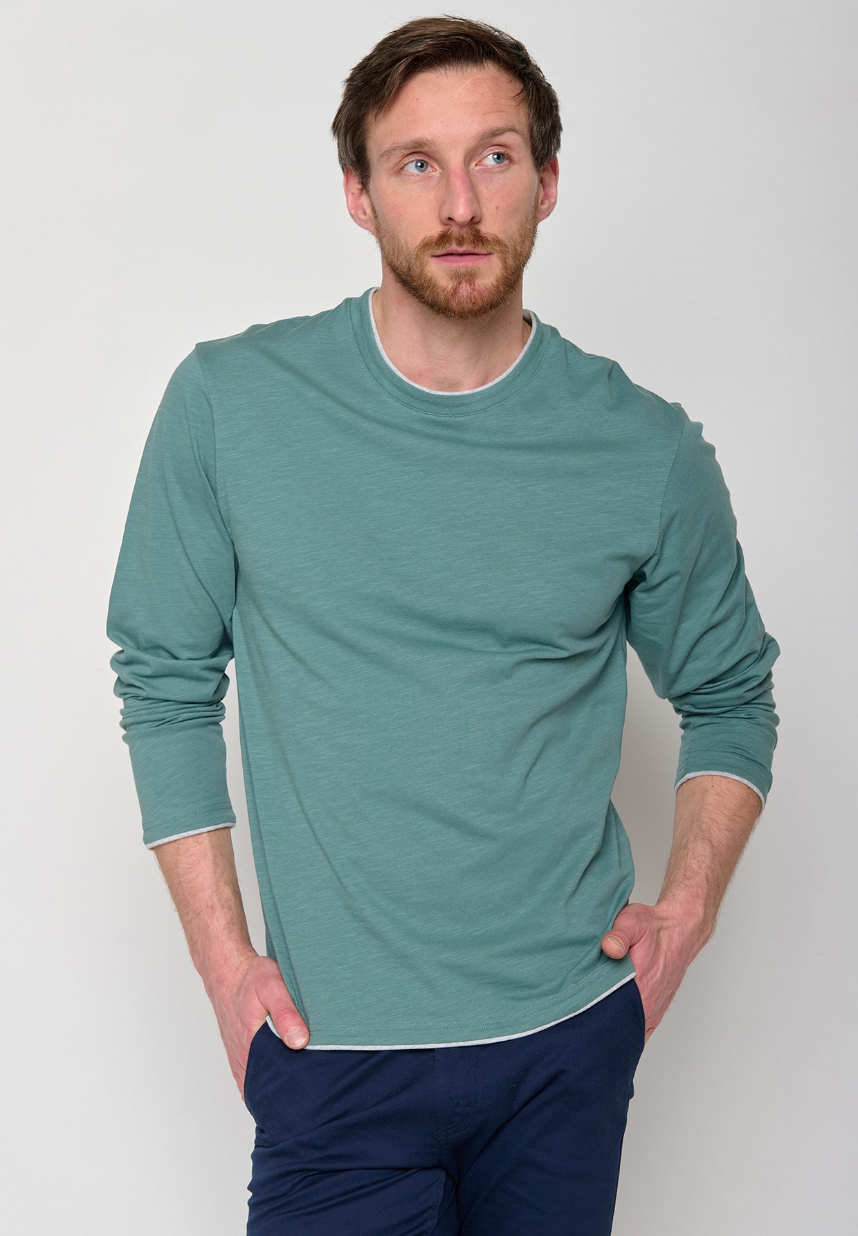 Deep Sage: Elegantes Longsleeve aus Bio-Baumwolle für Herren [10943]