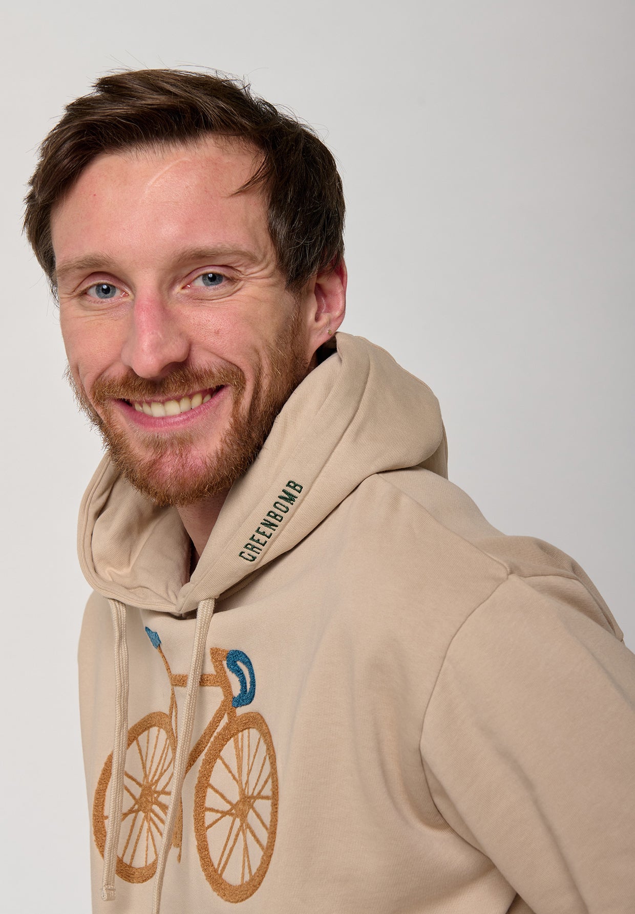 Latte: Gemütlicher Hoodie aus Bio-Baumwolle für Herren [11160]