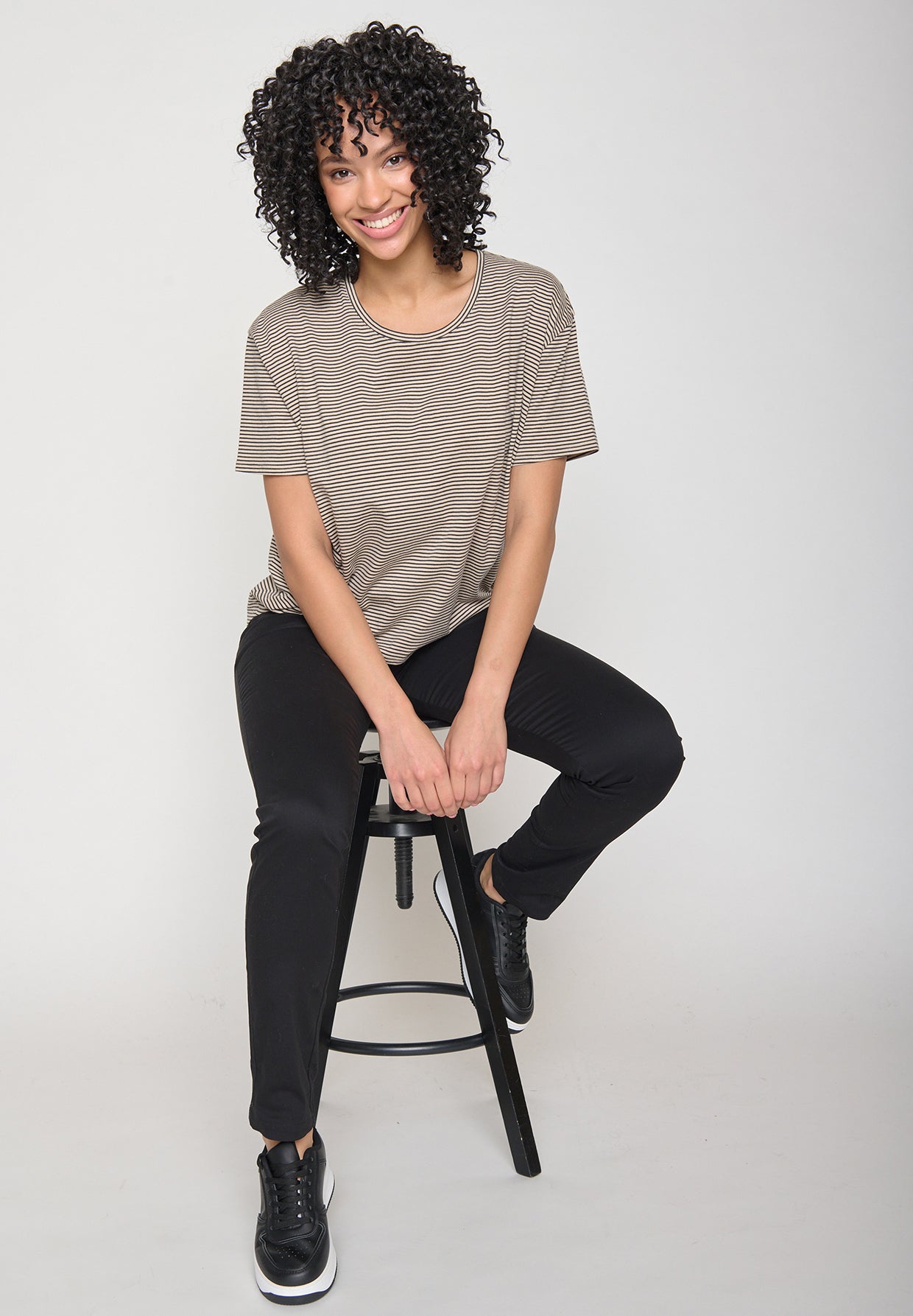 Latte Stripes: Lässiges T-Shirt aus Bio-Baumwoll-Mix für Damen [11283]