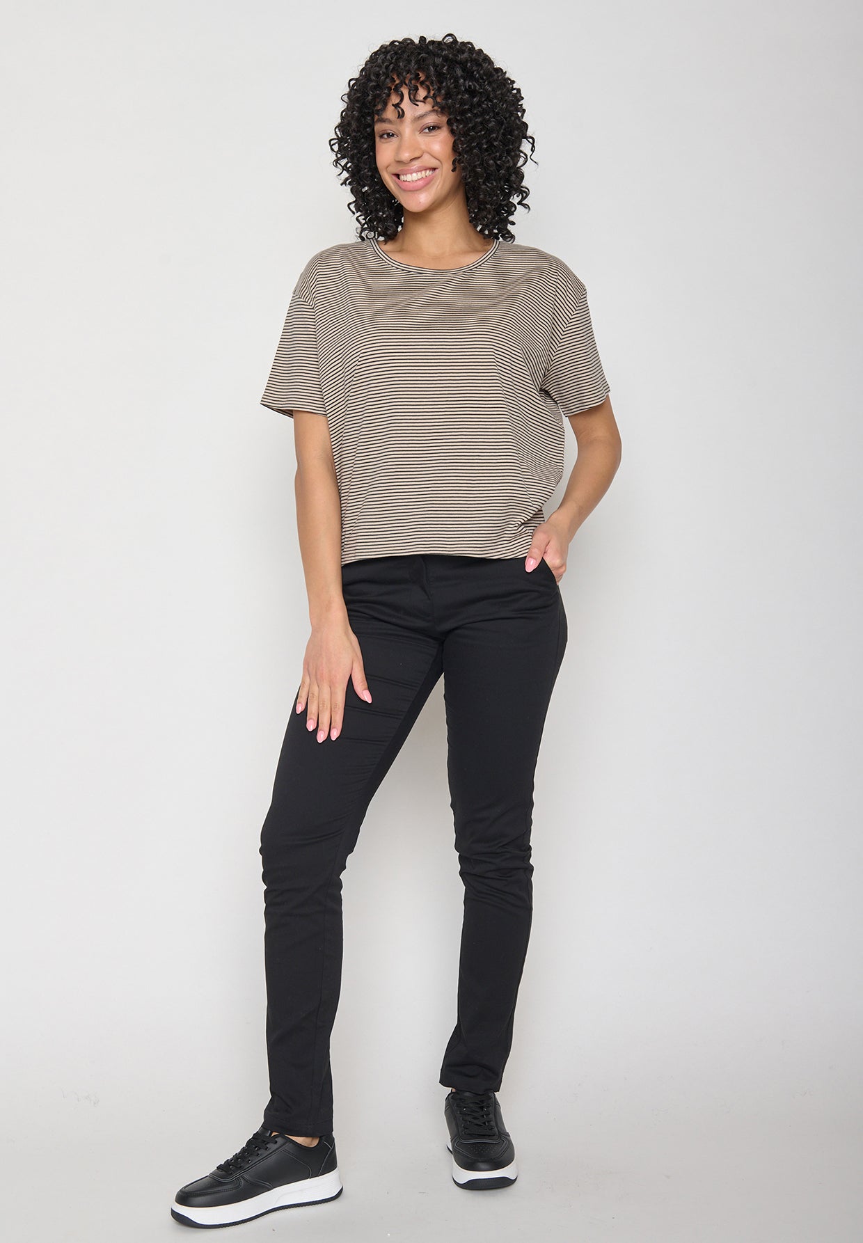 Latte Stripes: Lässiges T-Shirt aus Bio-Baumwoll-Mix für Damen [11284]