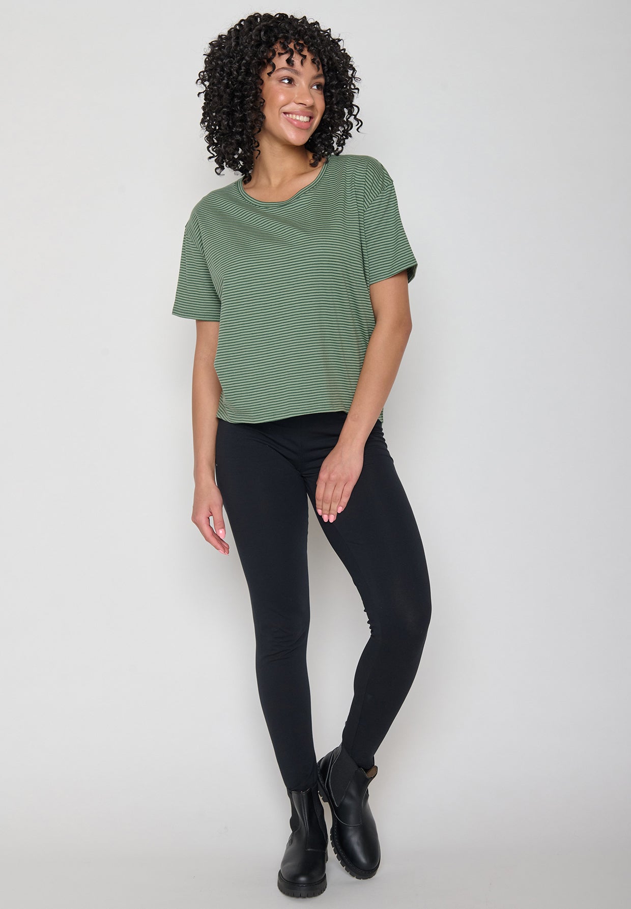 Light Green Stripes: Lässiges T-Shirt aus Bio-Baumwoll-Mix für Damen [11288]