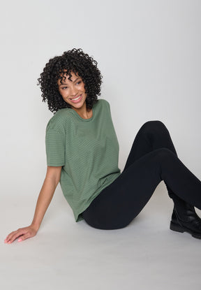 Light Green Stripes: Lässiges T-Shirt aus Bio-Baumwoll-Mix für Damen [11289]