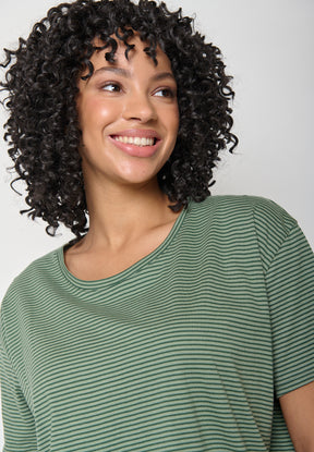 Light Green Stripes: Lässiges T-Shirt aus Bio-Baumwoll-Mix für Damen [11290]