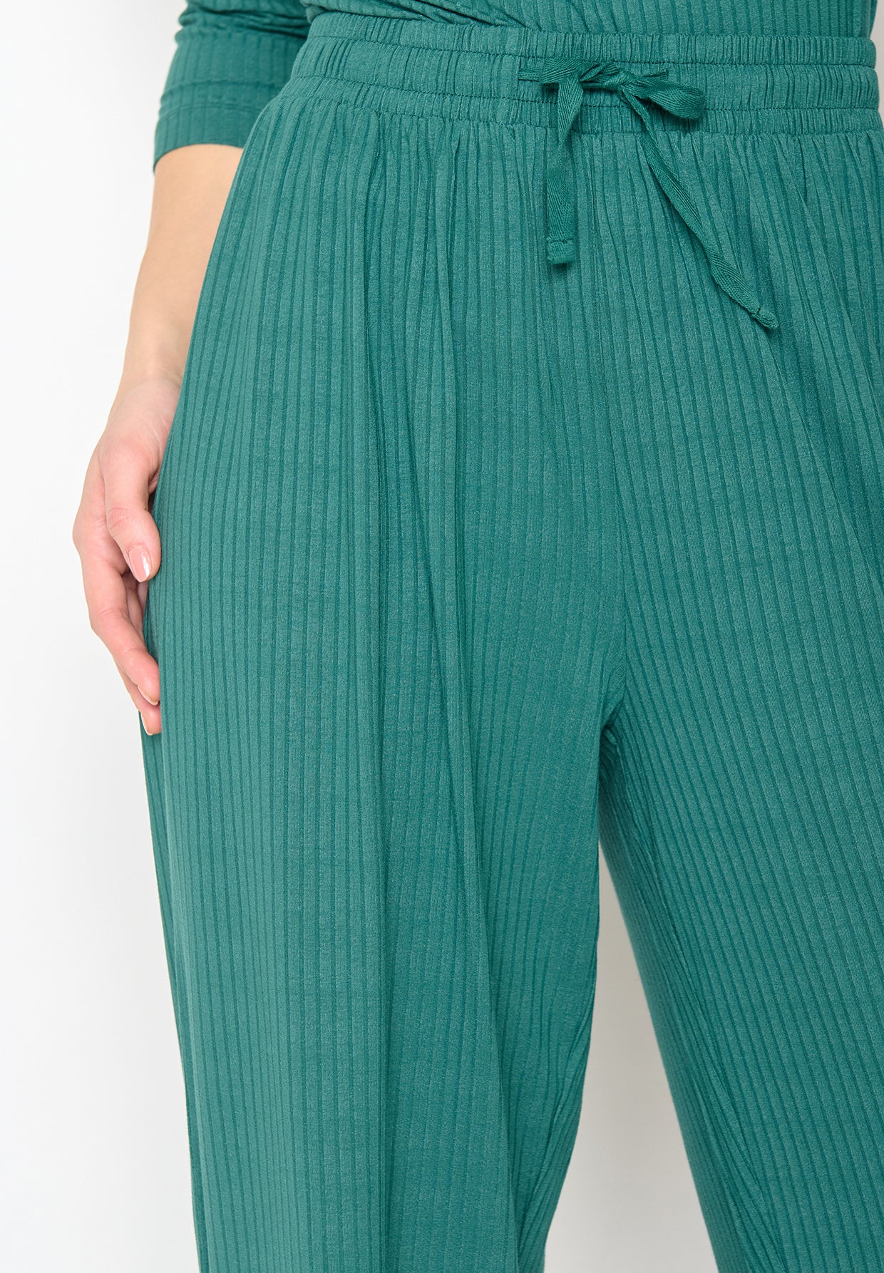 Jungle Green: Lässige Hose aus LENZING™ ECOVERO™ für Damen [11490]