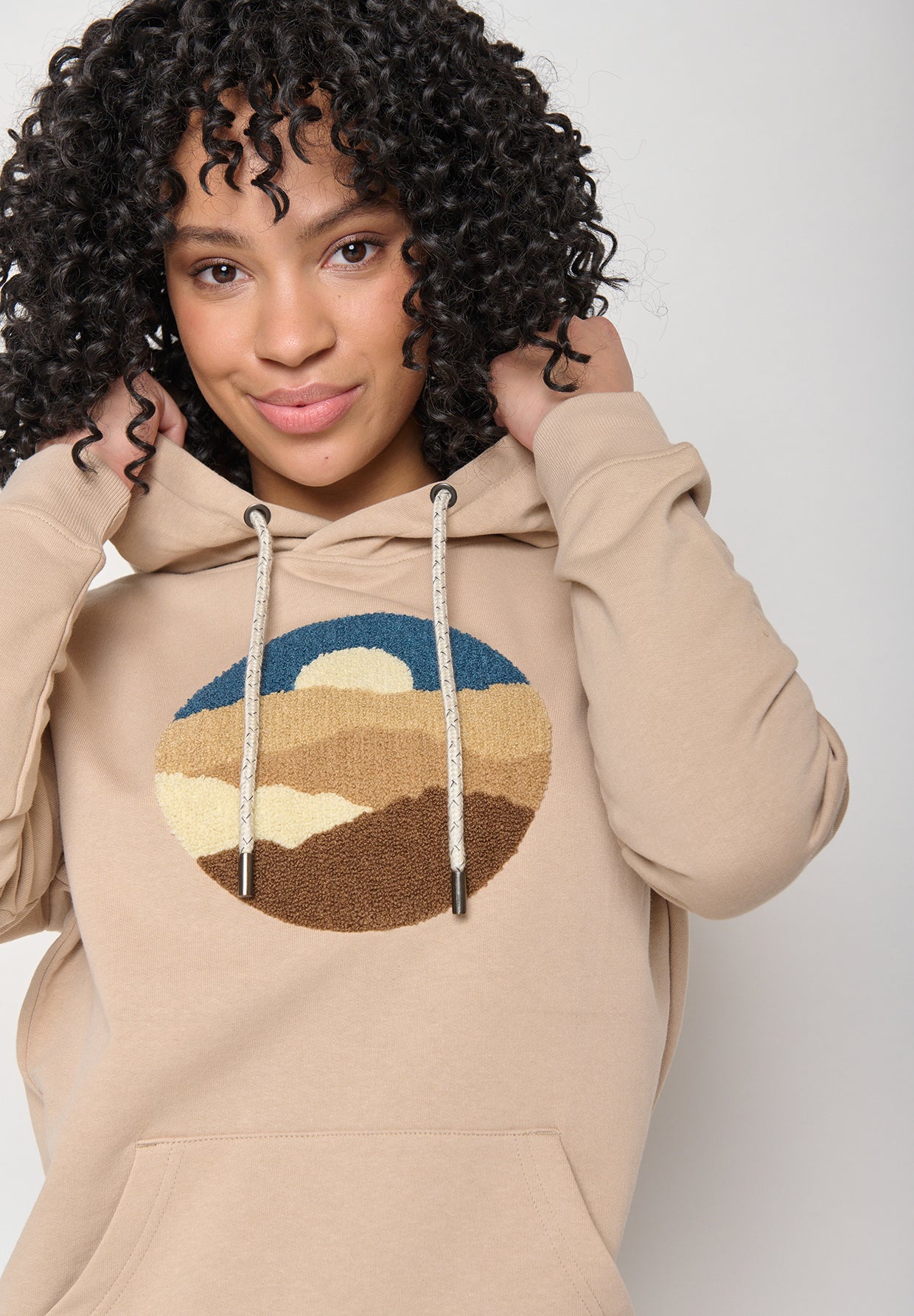 Latte: Gemütlicher Hoodie aus Bio-Baumwolle für Damen [11709]