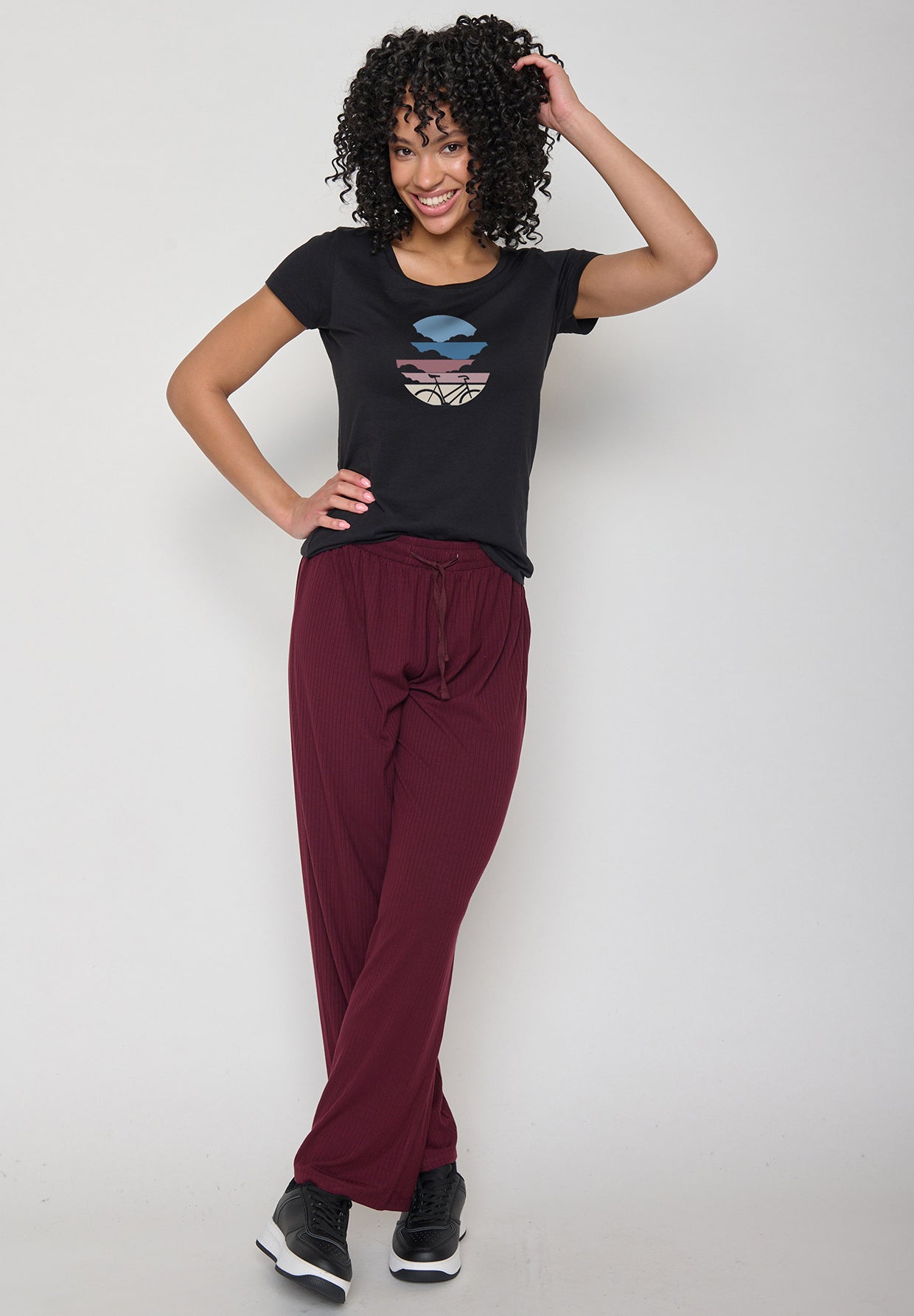 Black: Lässiges T-Shirt aus Bio-Baumwolle für Damen [11953]