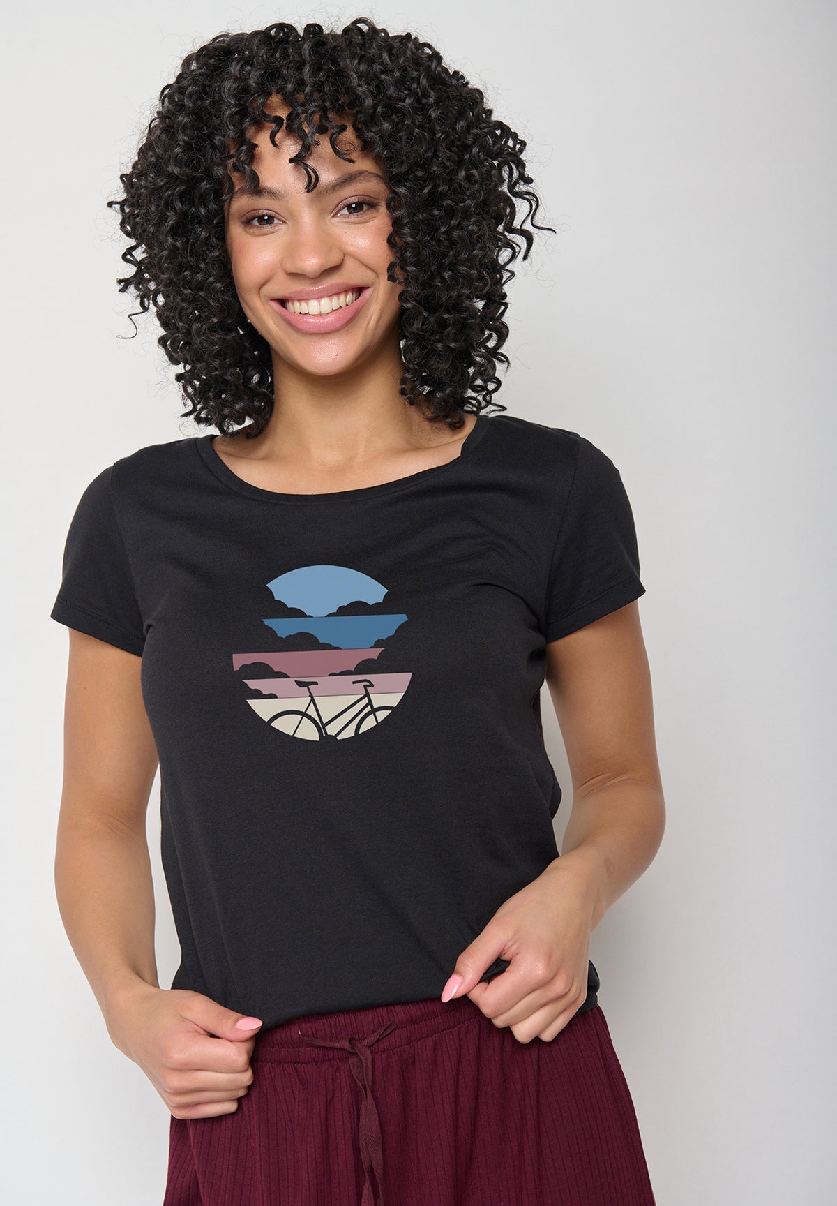 Black: Lässiges T-Shirt aus Bio-Baumwolle für Damen [11954]