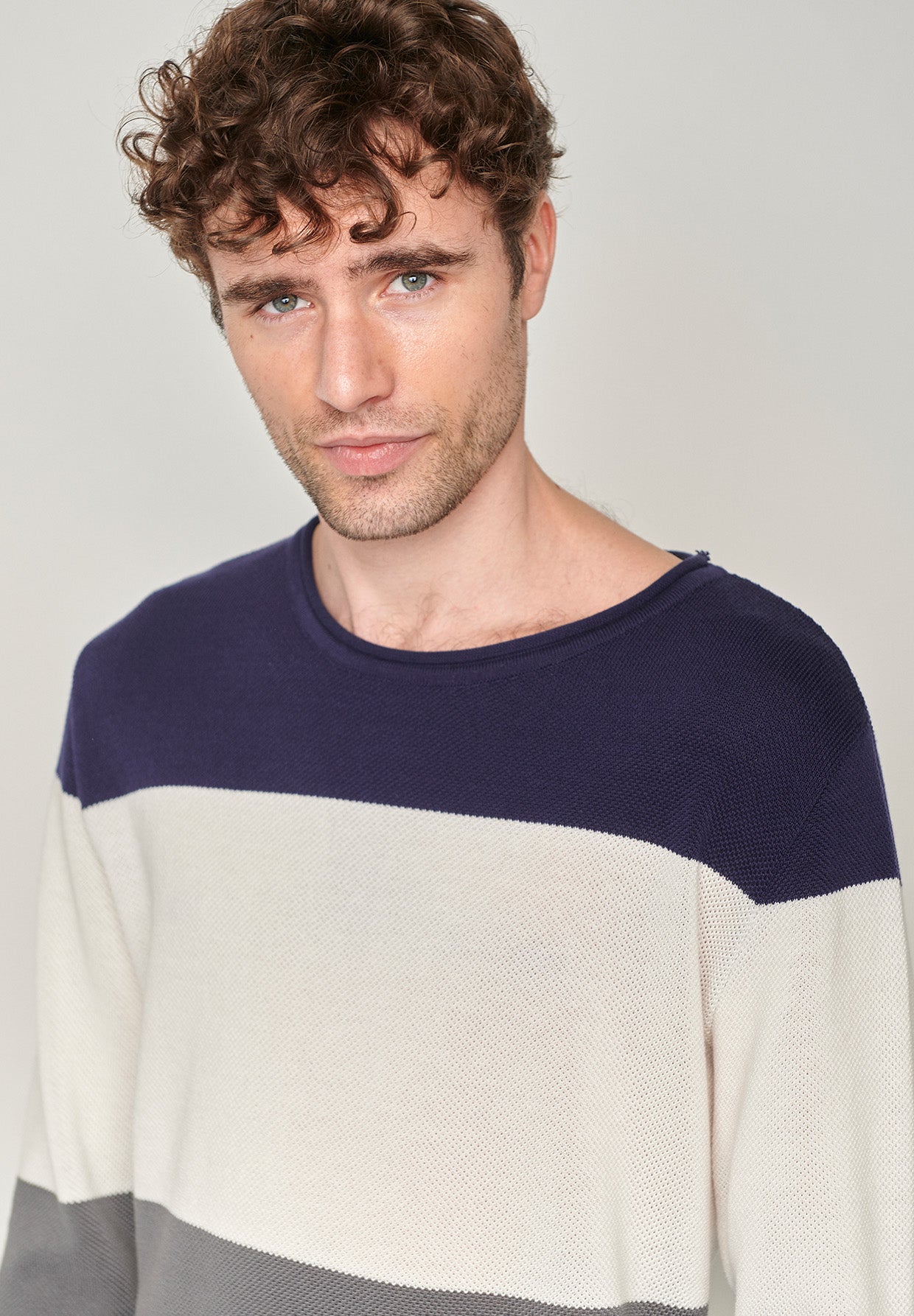 Blue Stripes: Elegantes Sweatshirt aus Bio-Baumwolle für Herren [15223]