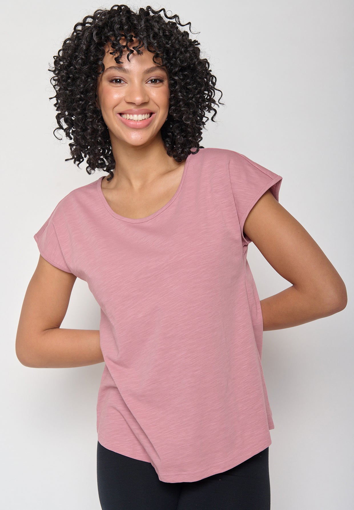 Old Rose: Lässiges T-Shirt aus Bio-Baumwolle für Damen [16110]