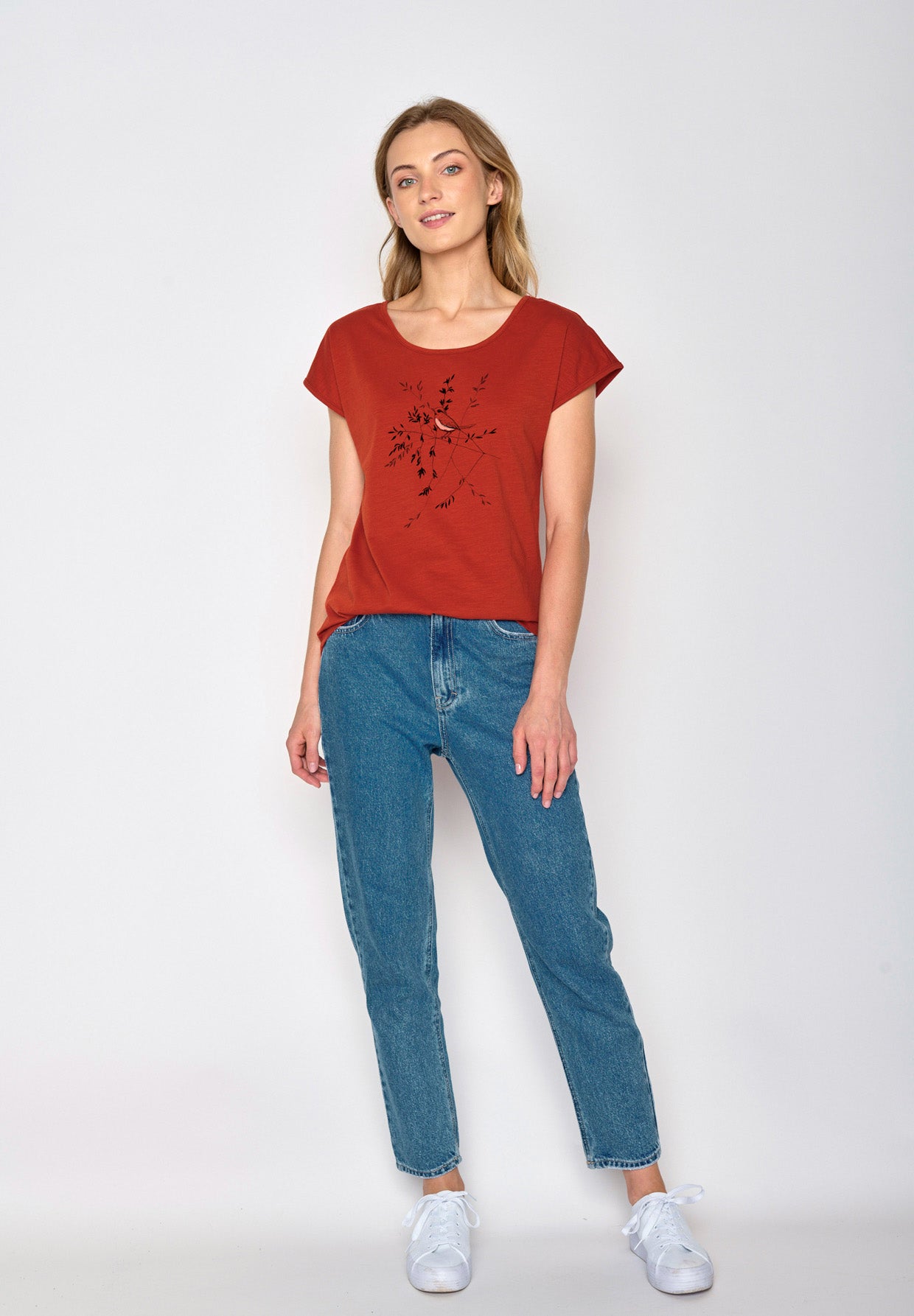 Clay Red: Lässiges T-Shirt aus Bio-Baumwolle für Damen [16690]