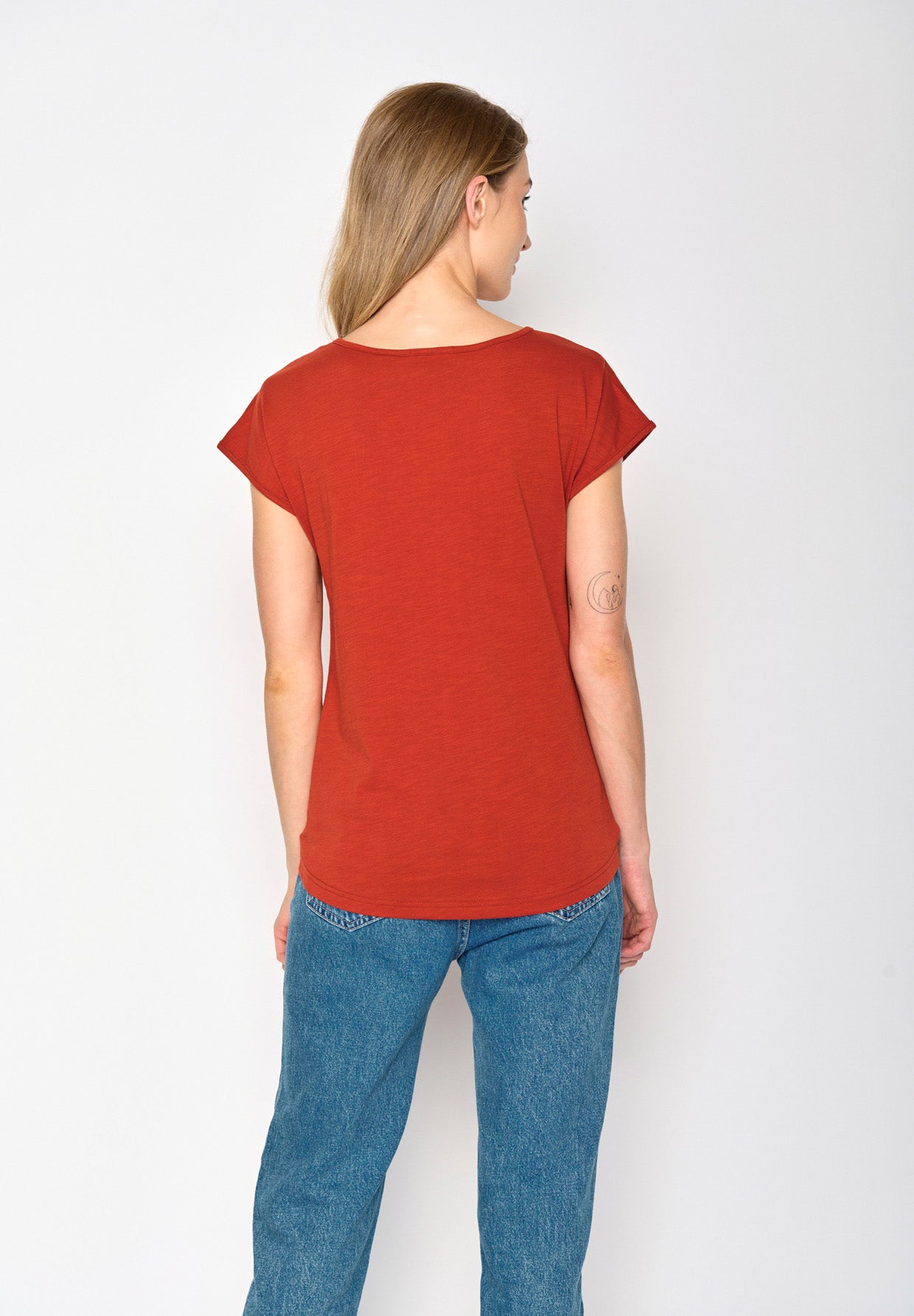 Clay Red: Lässiges T-Shirt aus Bio-Baumwolle für Damen [16692]