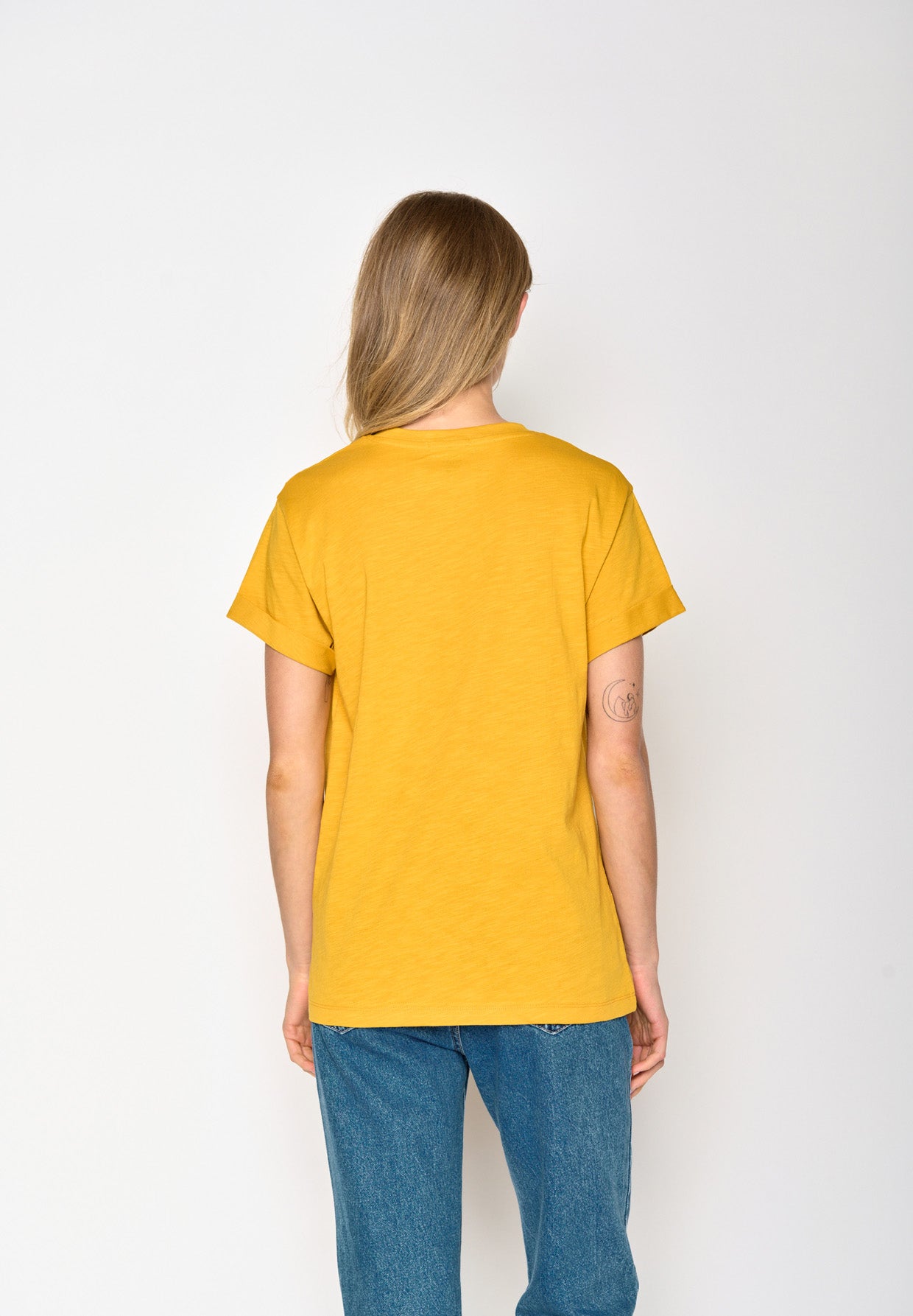 Golden Yellow: Lässiges T-Shirt aus Bio-Baumwolle für Damen [16756]