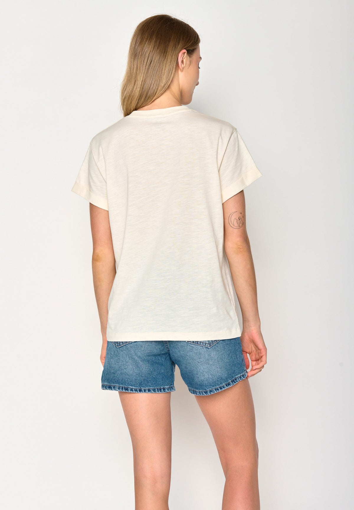 Creme White: Lässiges T-Shirt aus Bio-Baumwolle für Damen [16819]