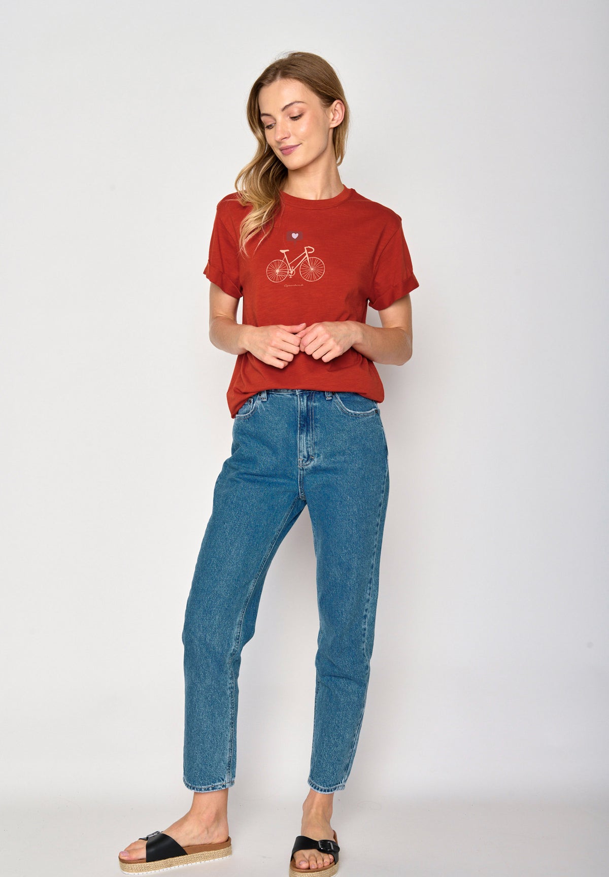 Clay Red: Lässiges T-Shirt aus Bio-Baumwolle für Damen [16933]