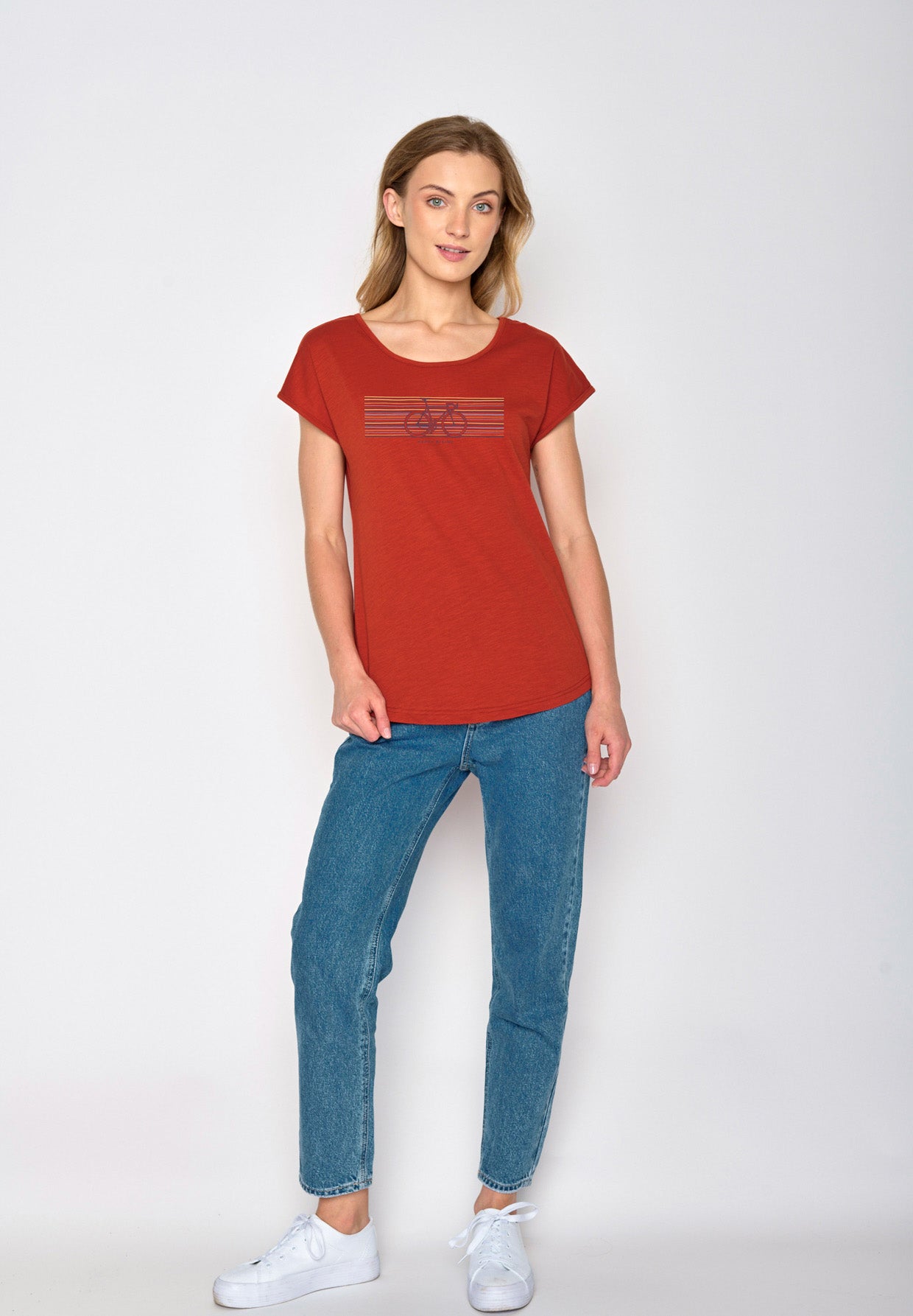 Clay Red: Lässiges T-Shirt aus Bio-Baumwolle für Damen [16981]