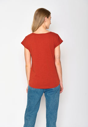 Clay Red: Lässiges T-Shirt aus Bio-Baumwolle für Damen [16983]