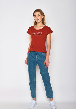 Clay Red: Lässiges T-Shirt aus Bio-Baumwolle für Damen [17208]