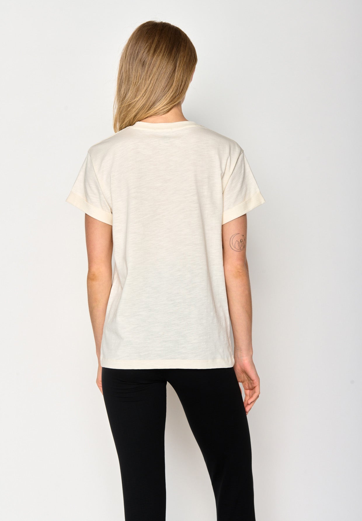Creme White: Lässiges T-Shirt aus Bio-Baumwolle für Damen [17259]