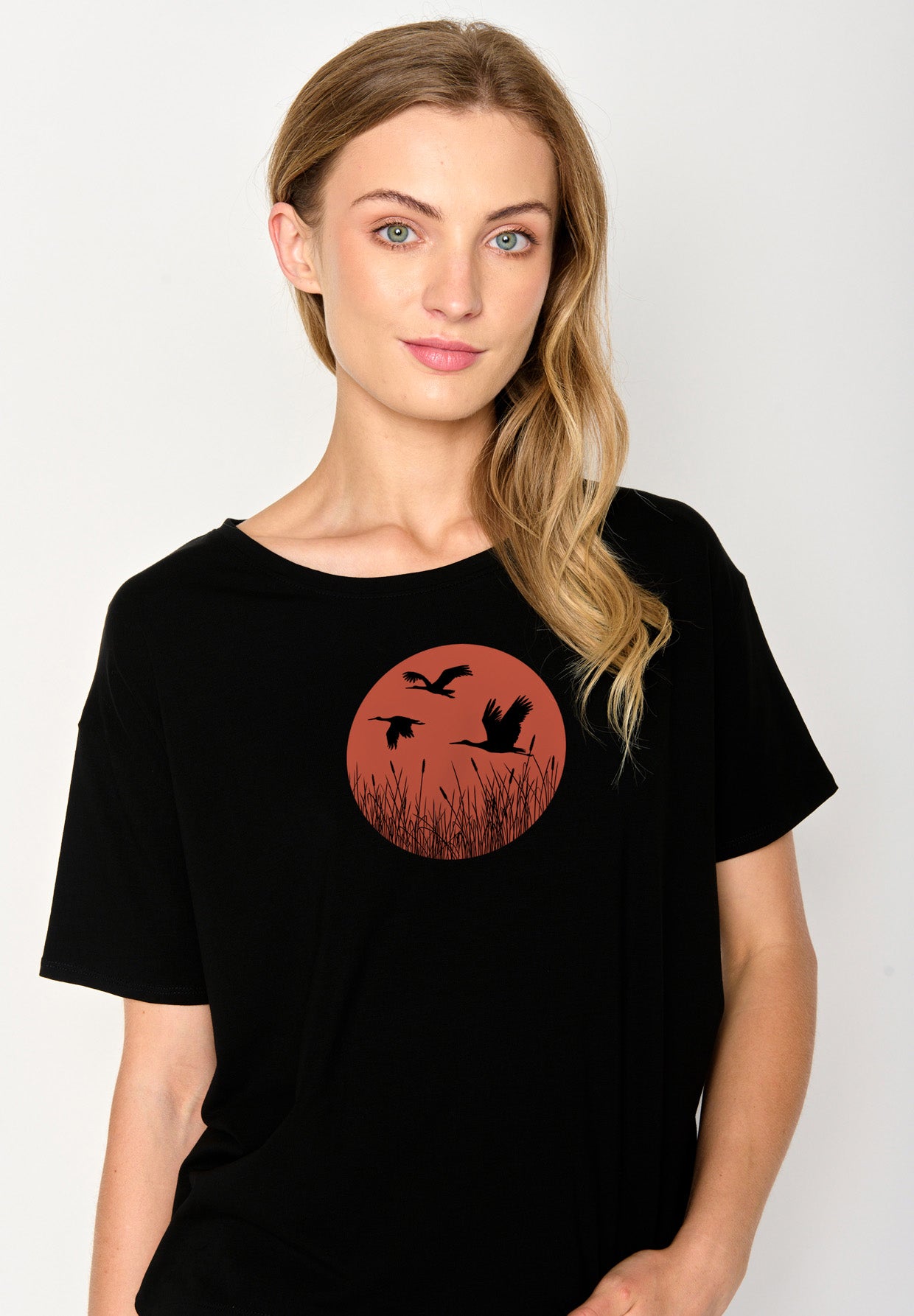 Black: Lässiges T-Shirt aus Bio-Baumwoll-Mix für Damen [17333]