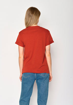 Clay Red: Lässiges T-Shirt aus Bio-Baumwolle für Damen [17377]