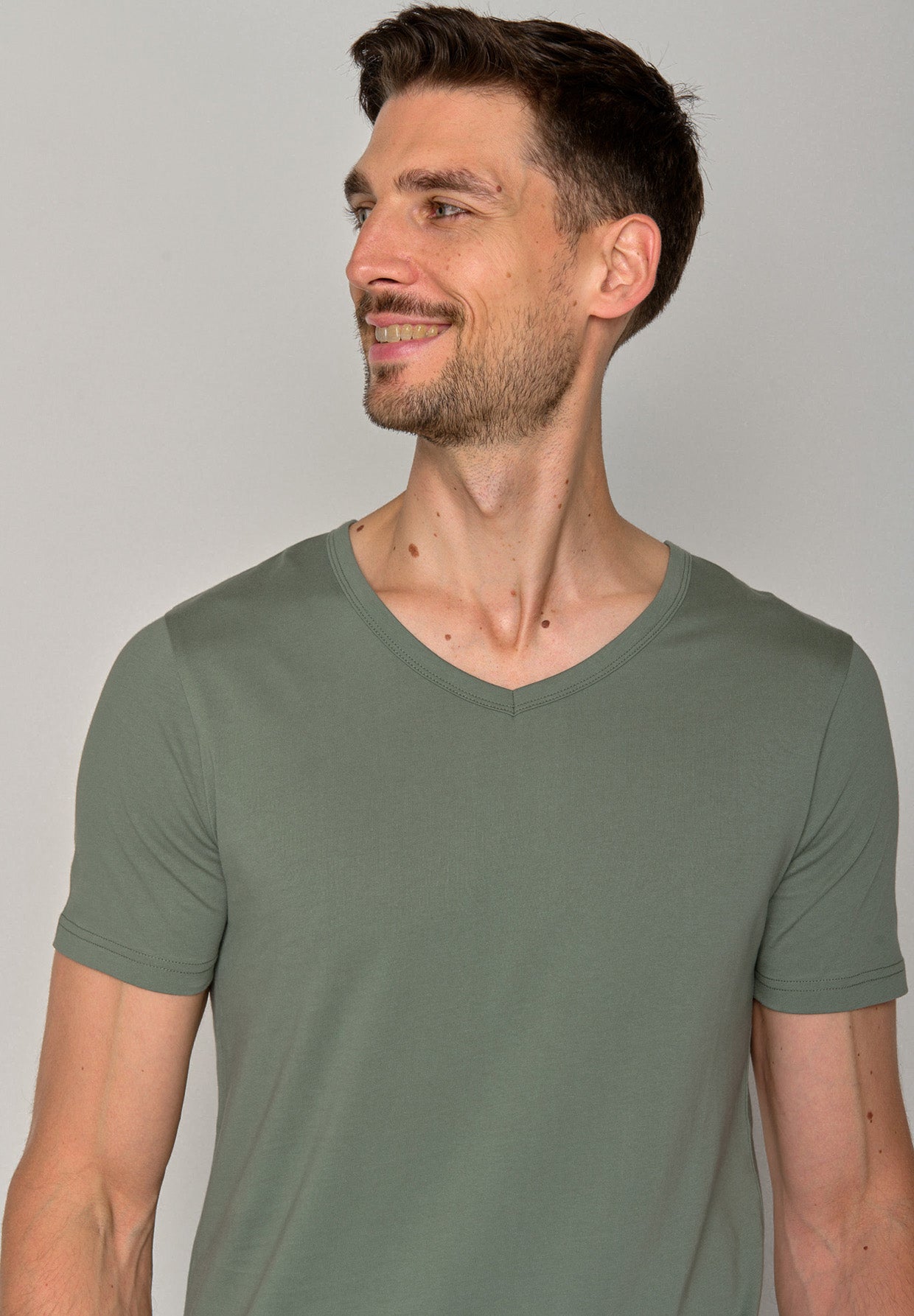 Pale Green: Lässiges T-Shirt aus Bio-Baumwolle für Herren [17526]