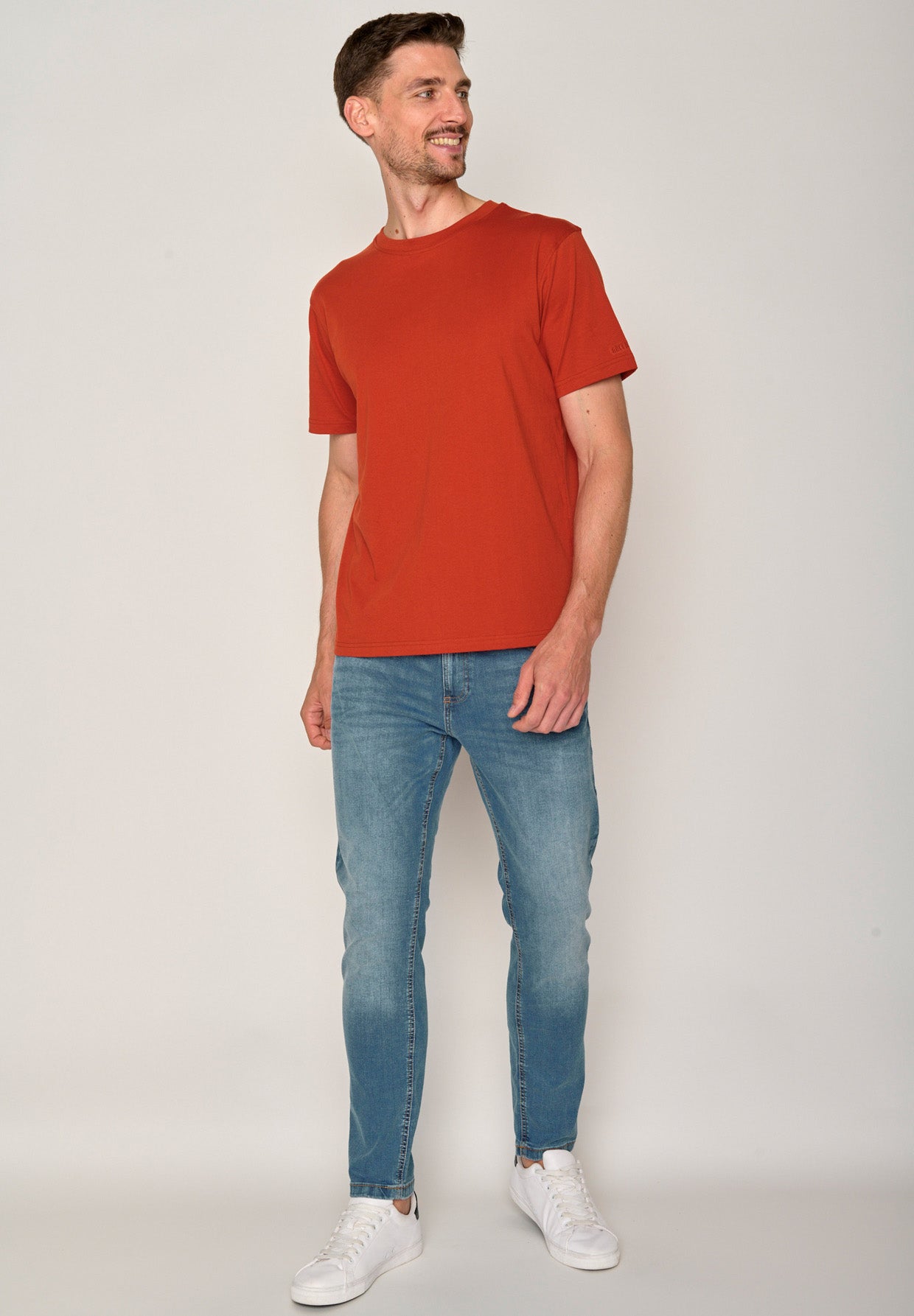 Clay Red: Lässiges T-Shirt aus Bio-Baumwolle für Herren [17534]