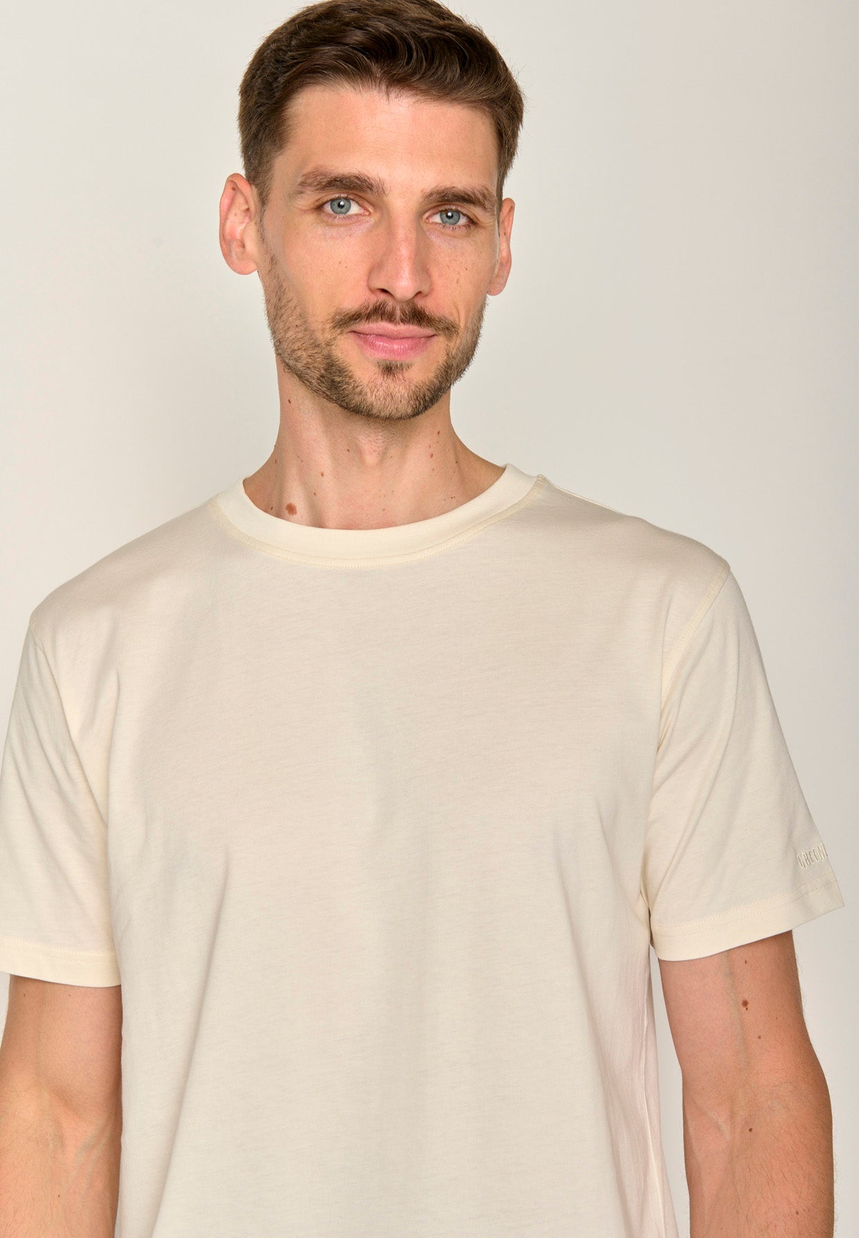 Creme White: Lässiges T-Shirt aus Bio-Baumwolle für Herren [17544]