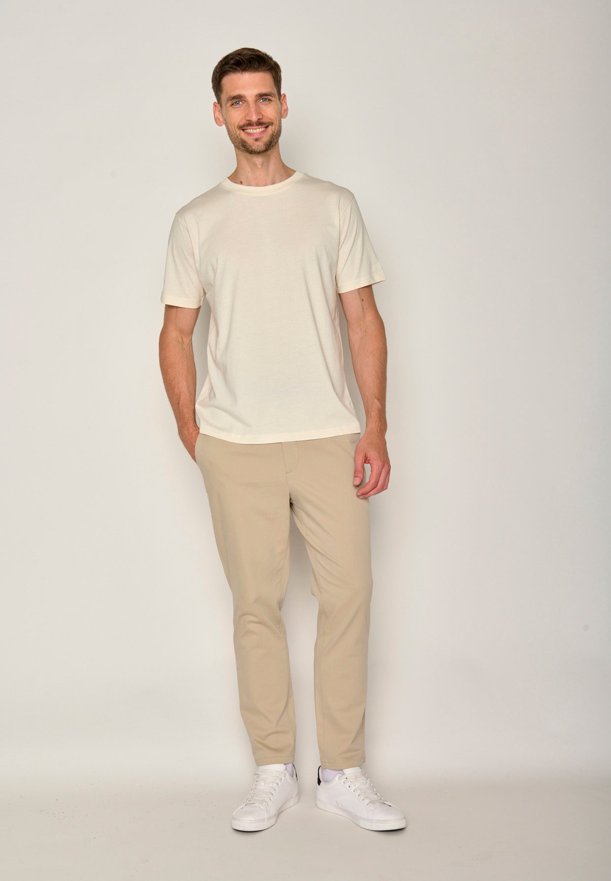 Creme White: Lässiges T-Shirt aus Bio-Baumwolle für Herren [17545]