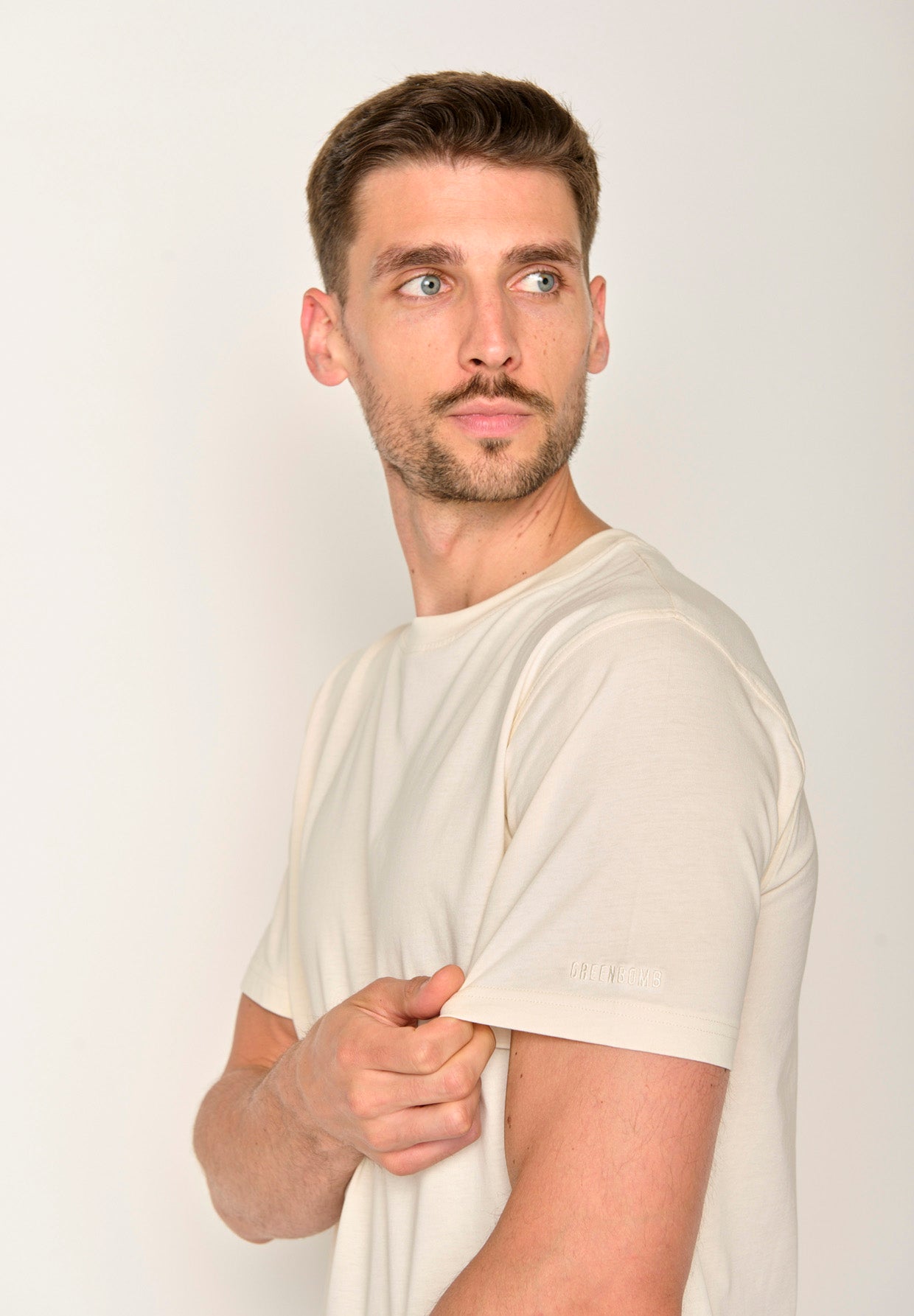 Creme White: Lässiges T-Shirt aus Bio-Baumwolle für Herren [17546]