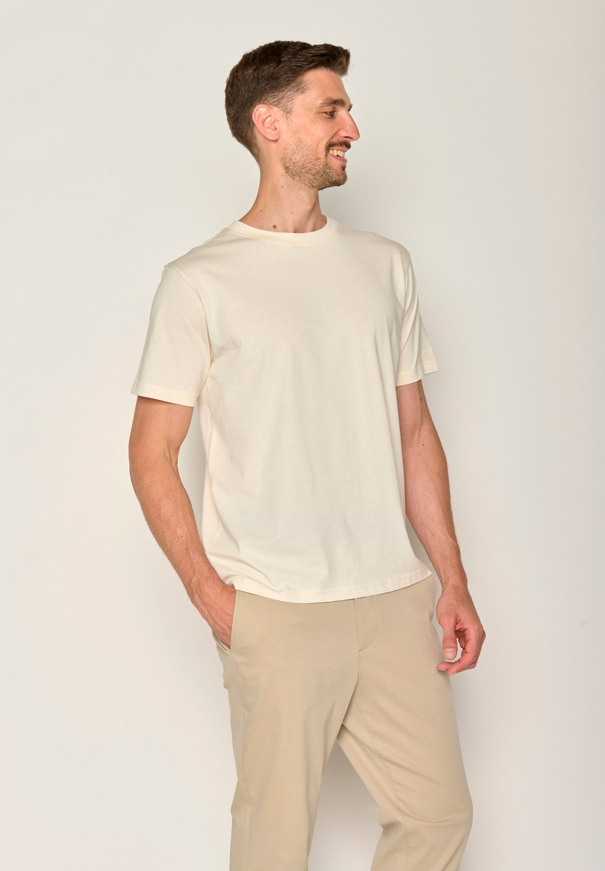 Creme White: Lässiges Oversize-T-Shirt aus Bio-Baumwolle für Herren [17547]