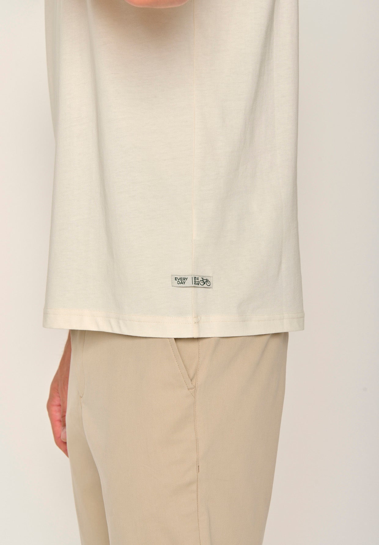 Creme White: Lässiges T-Shirt aus Bio-Baumwolle für Herren [17549]