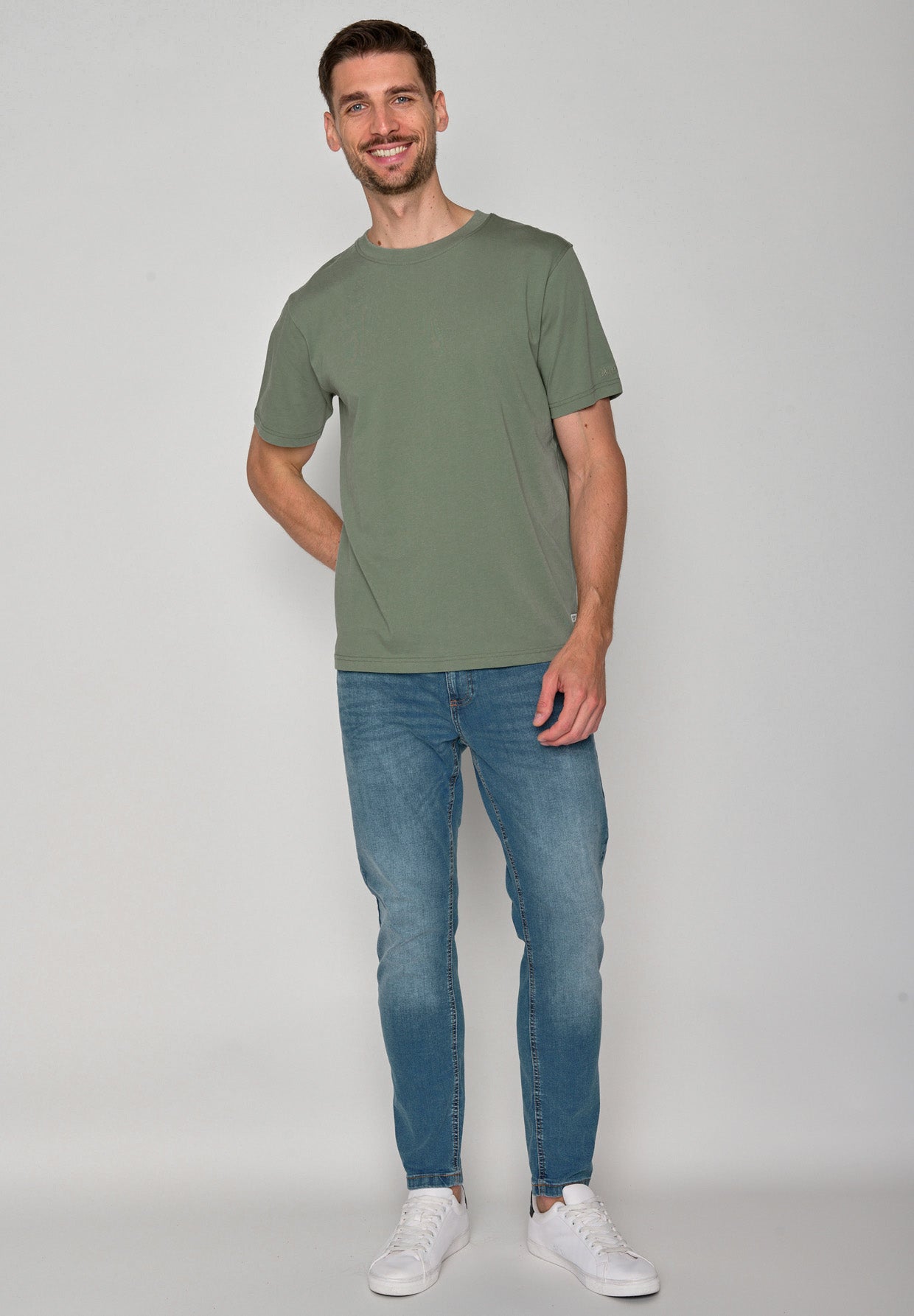 Pale Green: Lässiges T-Shirt aus Bio-Baumwolle für Herren [17553]