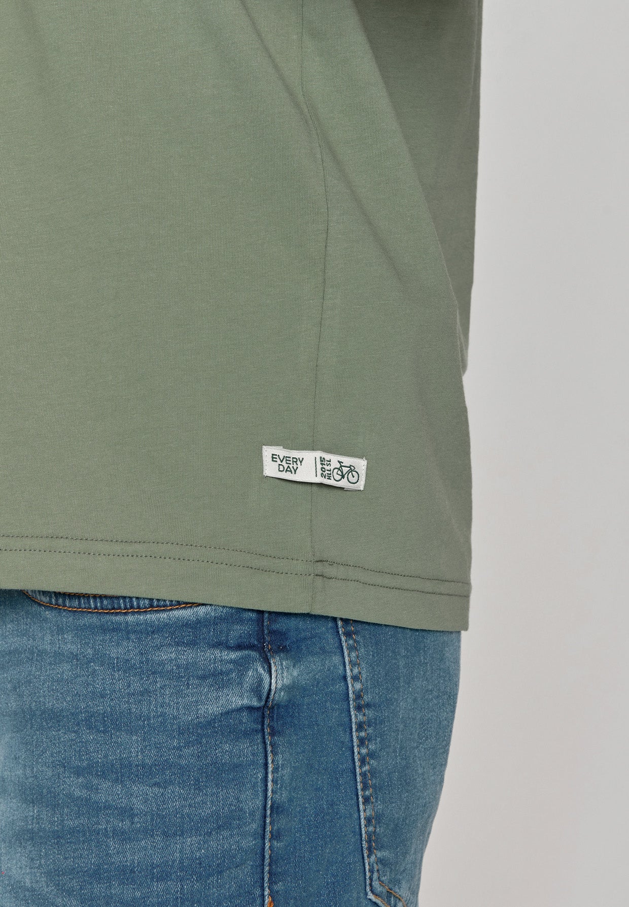 Pale Green: Lässiges T-Shirt aus Bio-Baumwolle für Herren [17555]