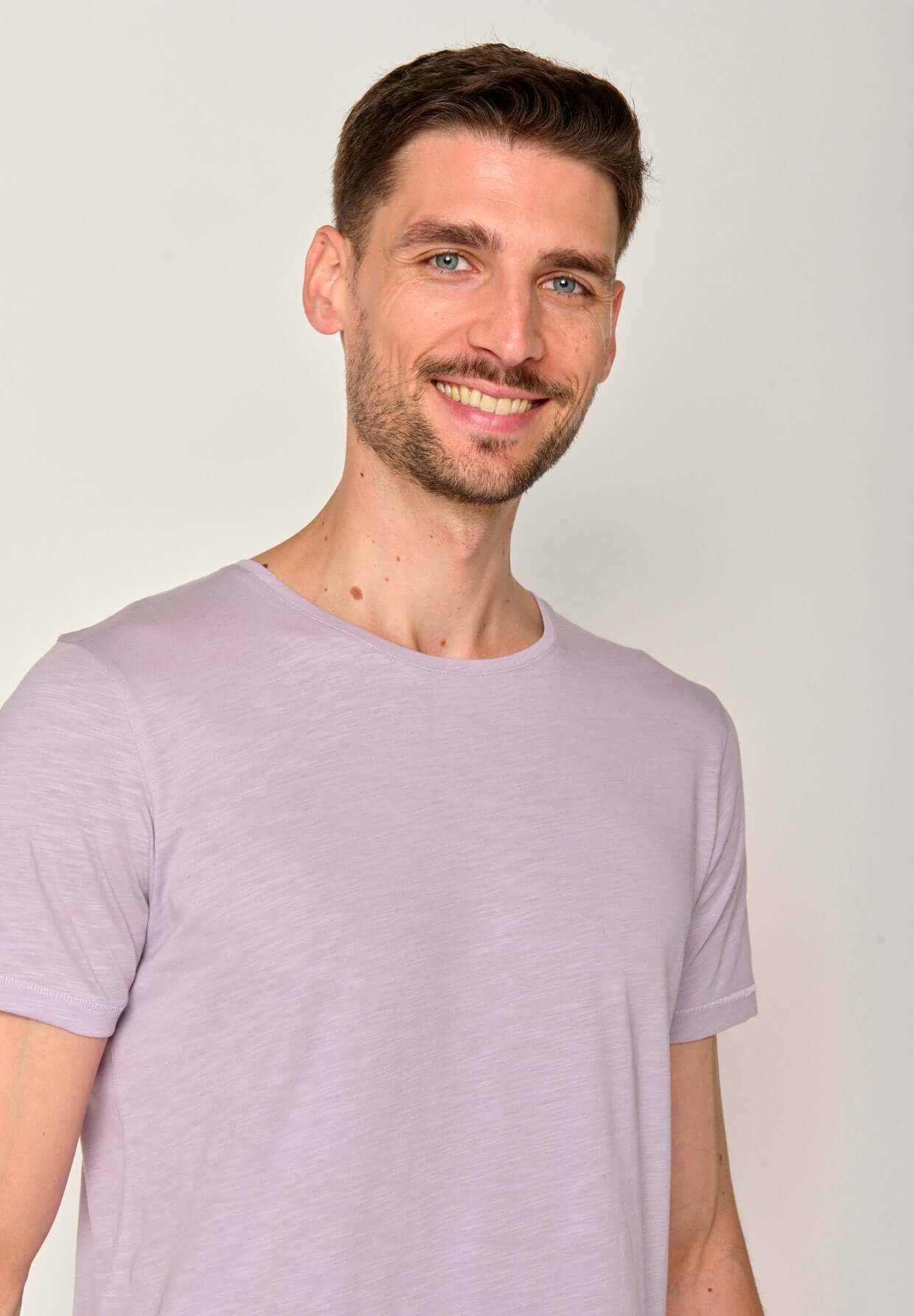 Lila:  Lässiges T-Shirt aus Bio-Baumwolle für Herren [17566]