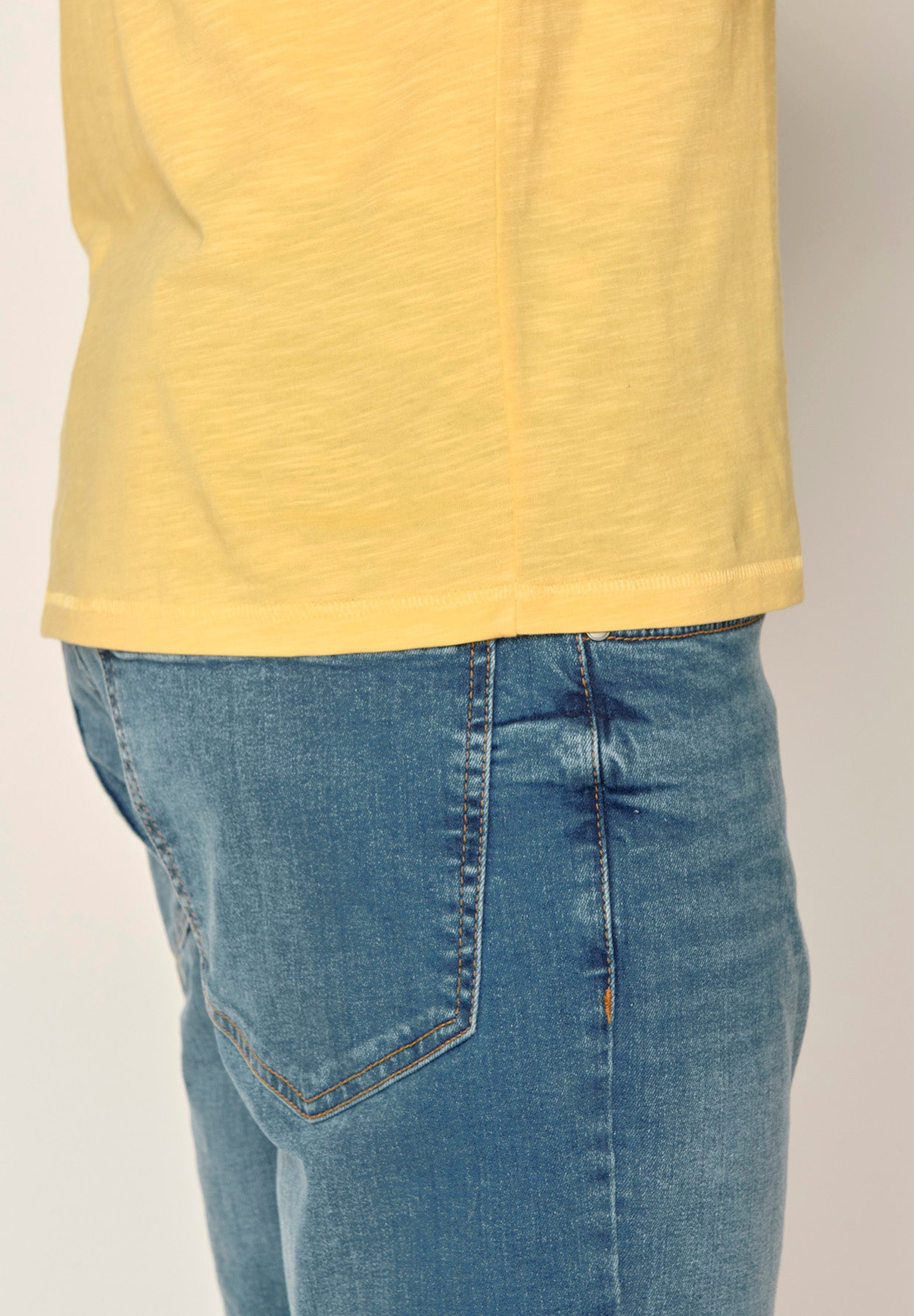 Pastel Yellow: Sportliches T-Shirt aus Bio-Baumwolle für Herren [17579]