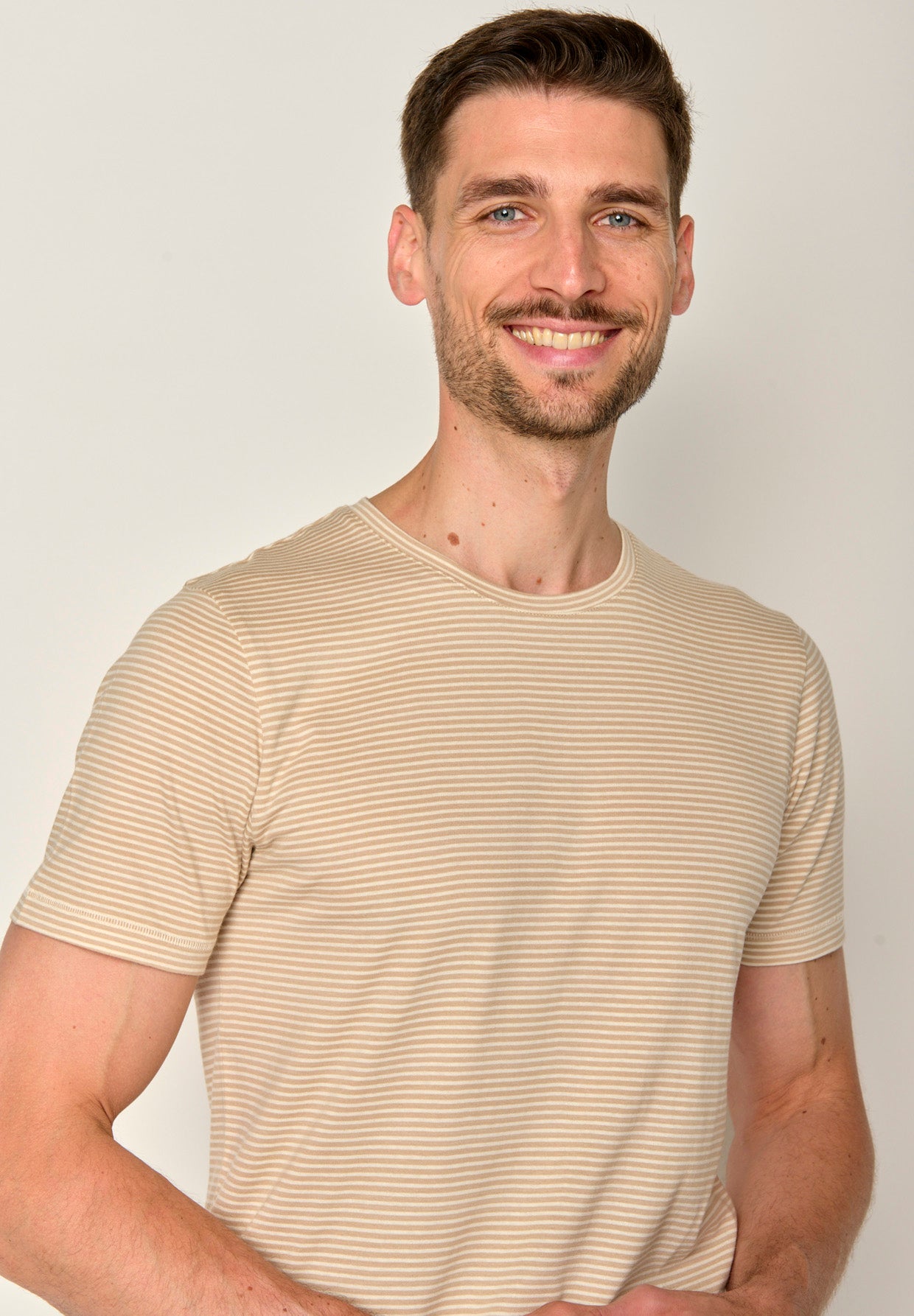 Beige Stripes: Sportliches T-Shirt aus Bio-Baumwolle für Herren [17583]