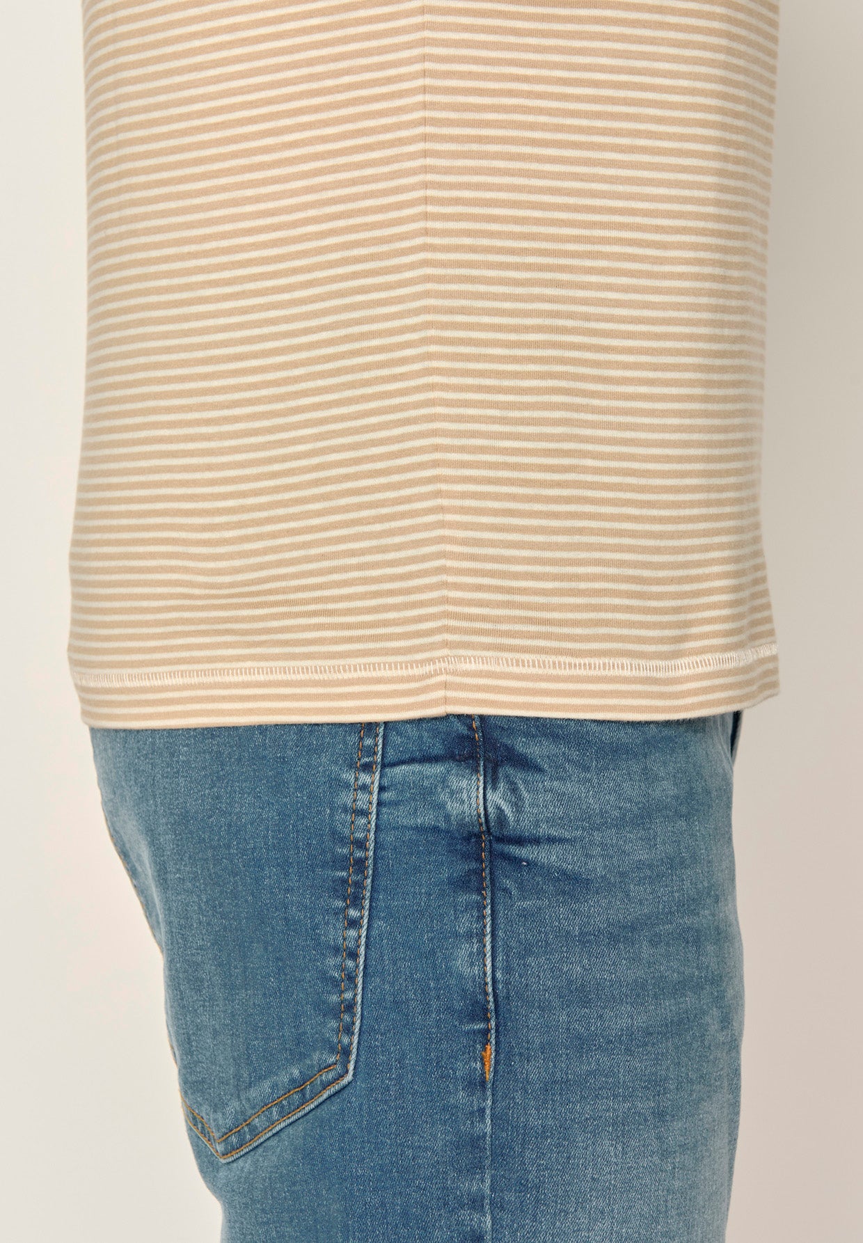 Beige Stripes: Sportliches T-Shirt aus Bio-Baumwolle für Herren [17587]