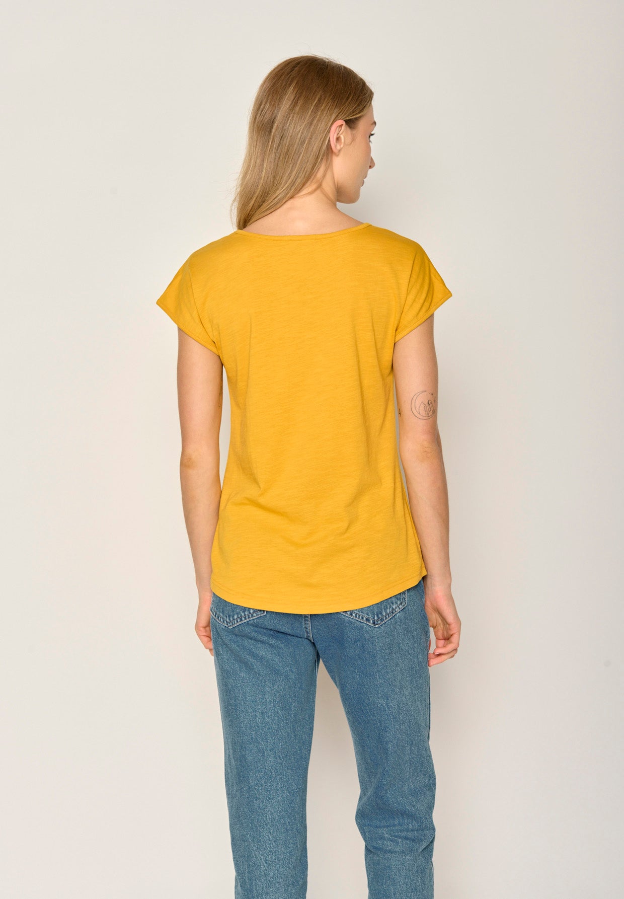 Golden Yellow: Lässiges T-Shirt aus Bio-Baumwolle für Damen [17695]